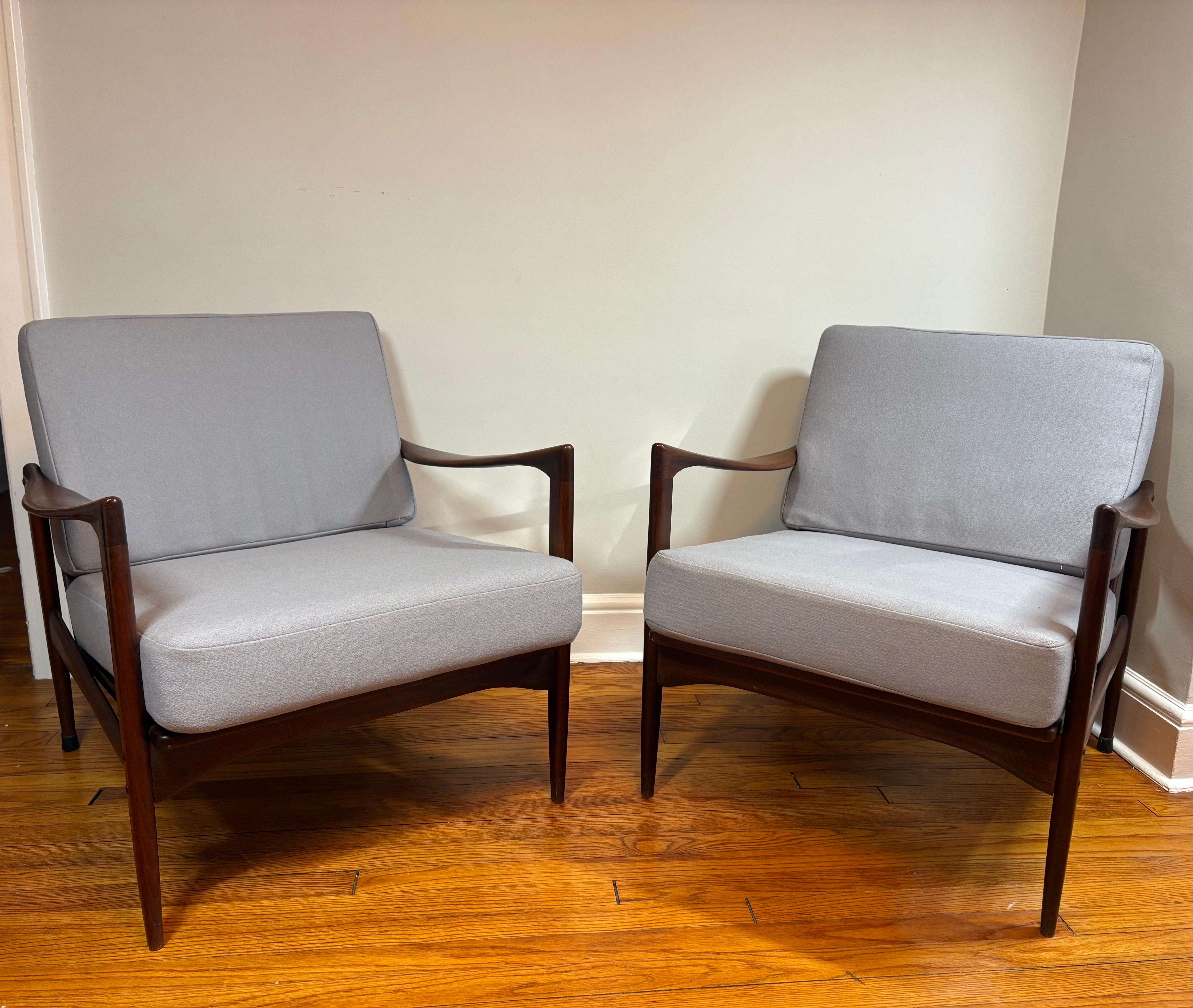 Paire de chaises longues Afromosia (teck africain) Kandidaten conçues par Ib Kofod-Larsen et produites par Olof Perssons Fåtöljindustri (O.P.E.) à Jönköping, Suède, vers 1960. Kofod-Larsen, déjà bien connu au Danemark pour son travail avec Christen