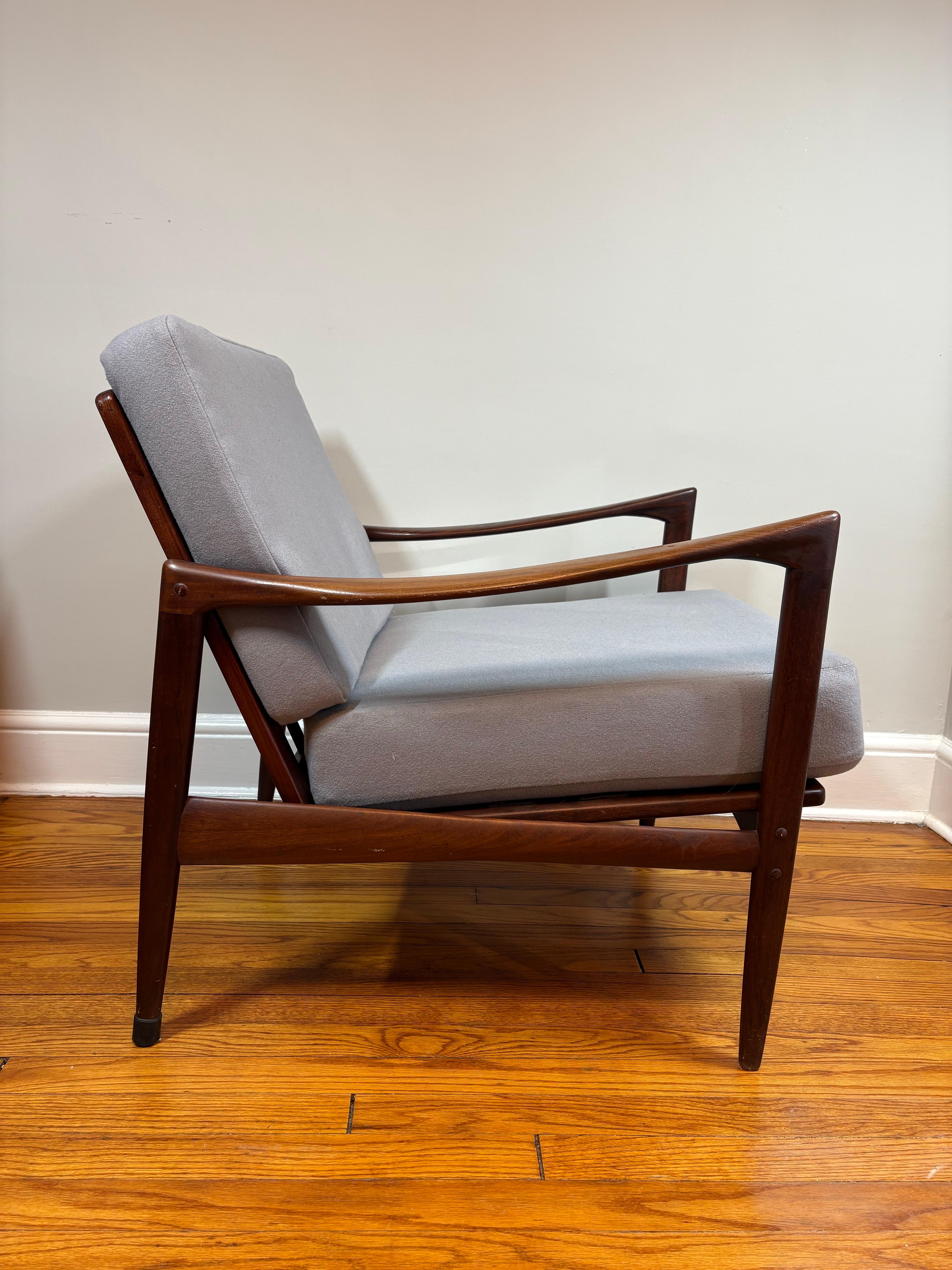 20ième siècle Paire de chaises longues Ib Kofod-Larsen Candidate Lounge Chairs en vente