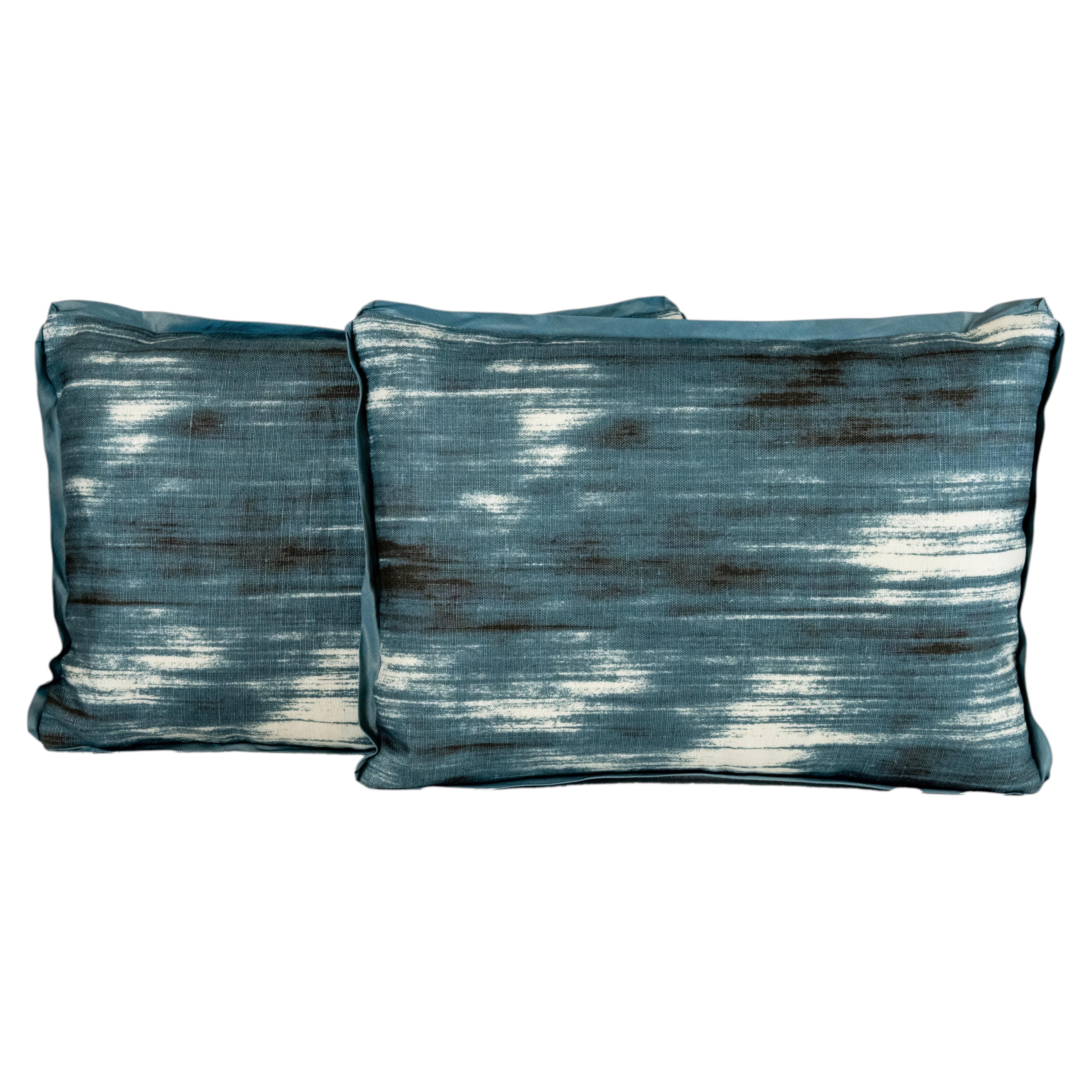 Una coppia di cuscini ikat in vendita