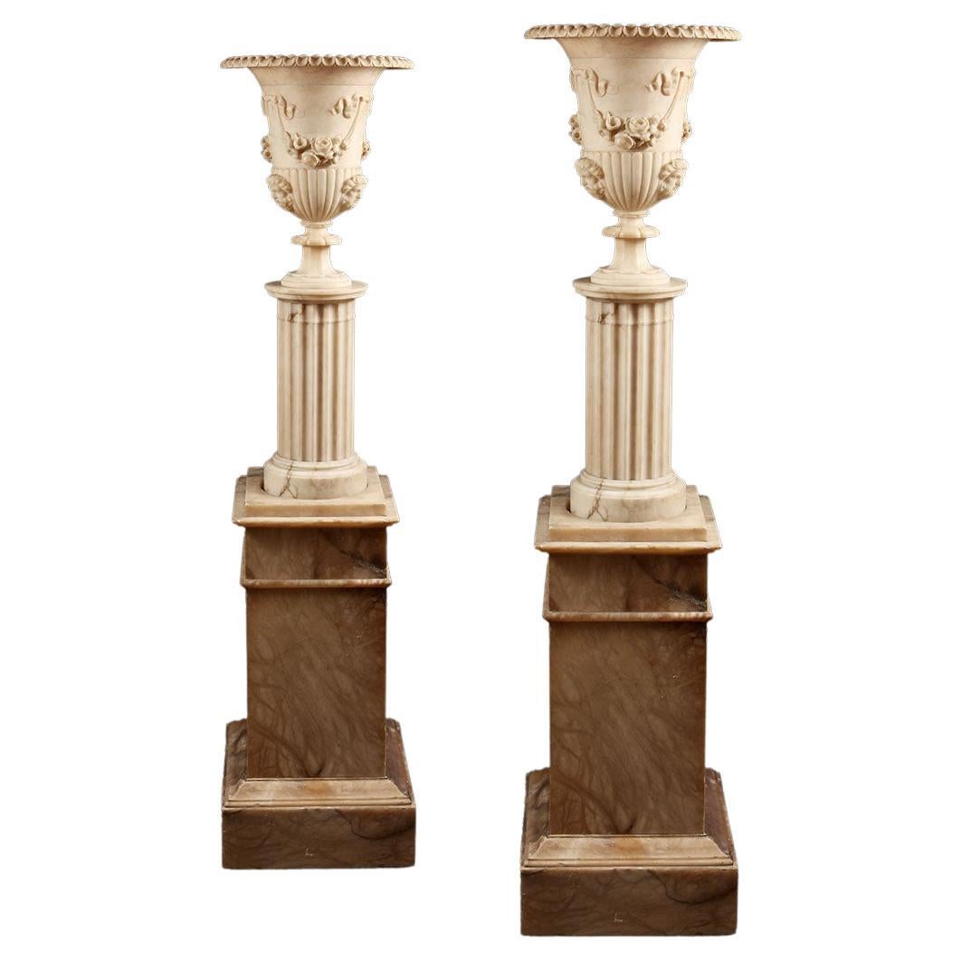 Paar beleuchtete klassische Alabastersäulen und Vasen aus Alabaster