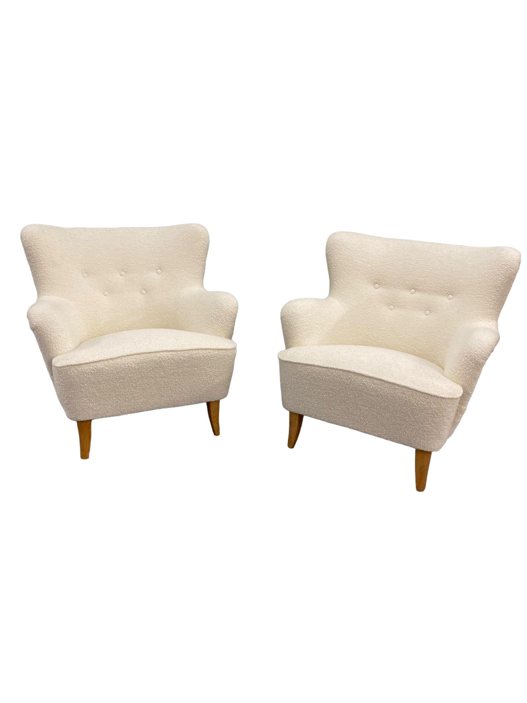 Mid-Century moderno Coppia di poltrone Laila di Ilmari Lappalainen imbottite in bianco, Asko 1950s in vendita