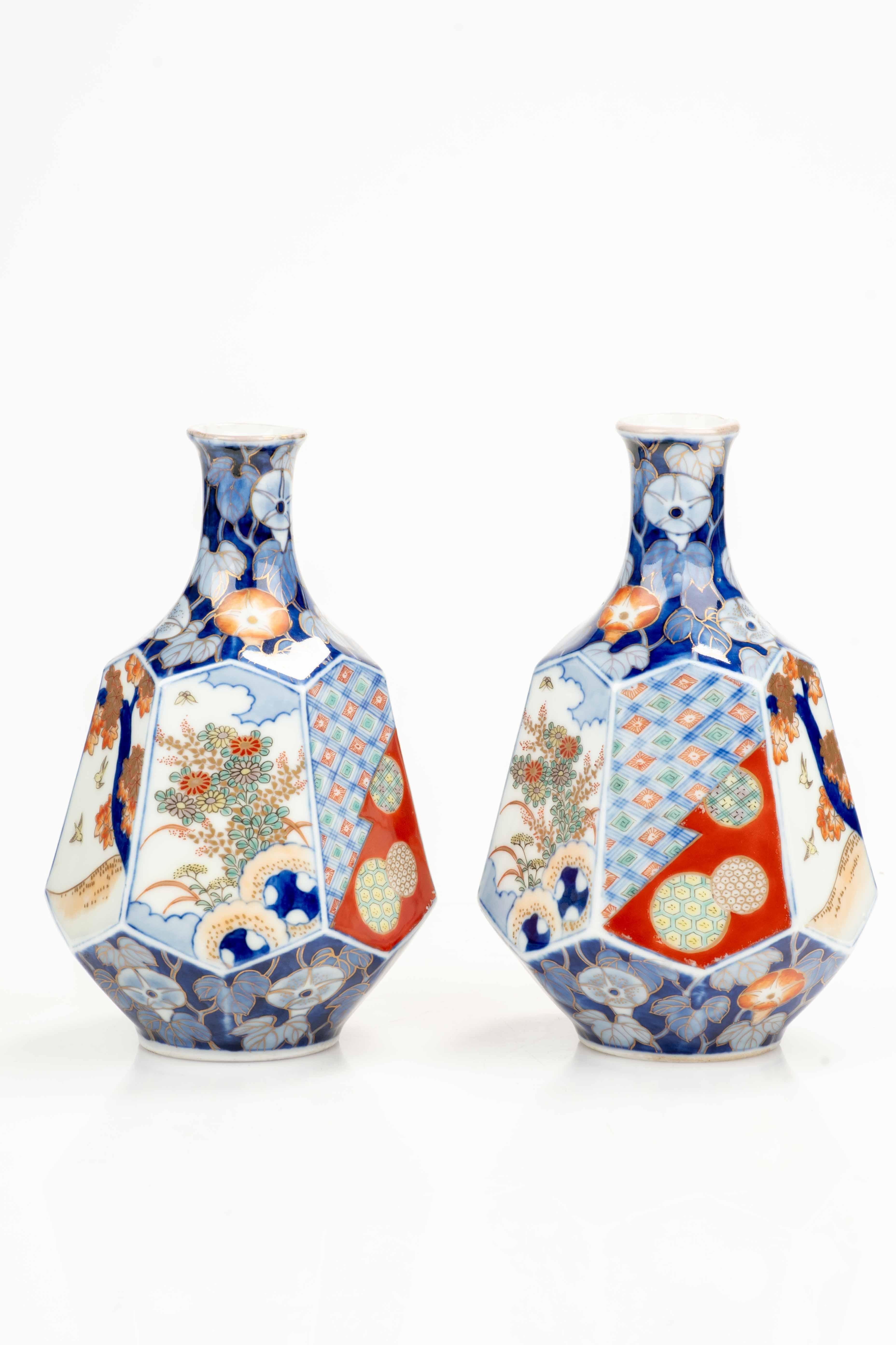 Ein Paar Imari-Arita-Porzellanvasen mit Fukagawa-Marke (Japanese) im Angebot