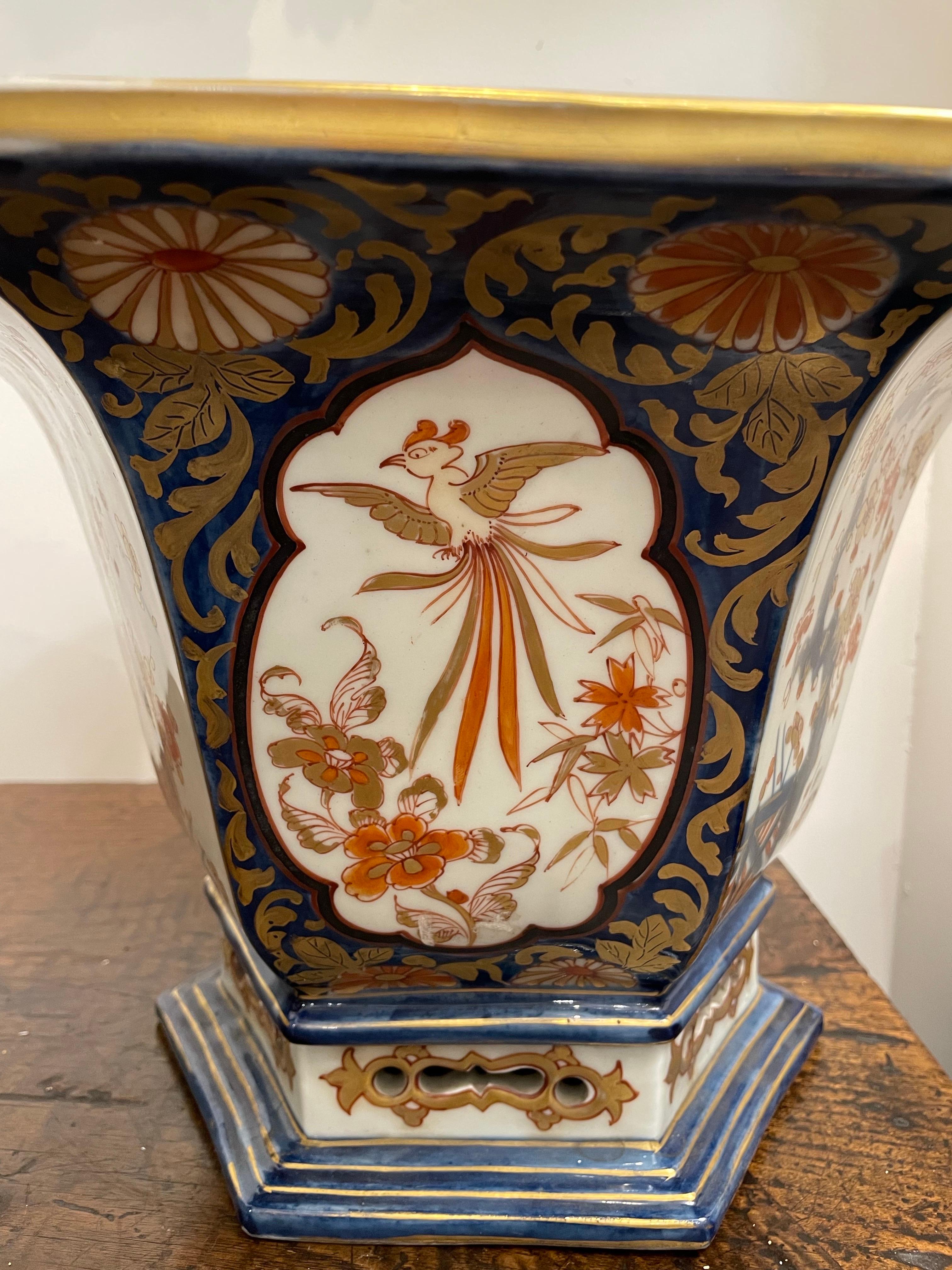 Coppia di giardiniere esagonali Imari, XIX secolo

Provenienza: Collezione privata di Melbourne.

Descrizione: 
Il labbro piatto di ciascuno di essi è decorato con pannelli a cartiglio di loto, il corpo affusolato con un pannello a cartiglio di
