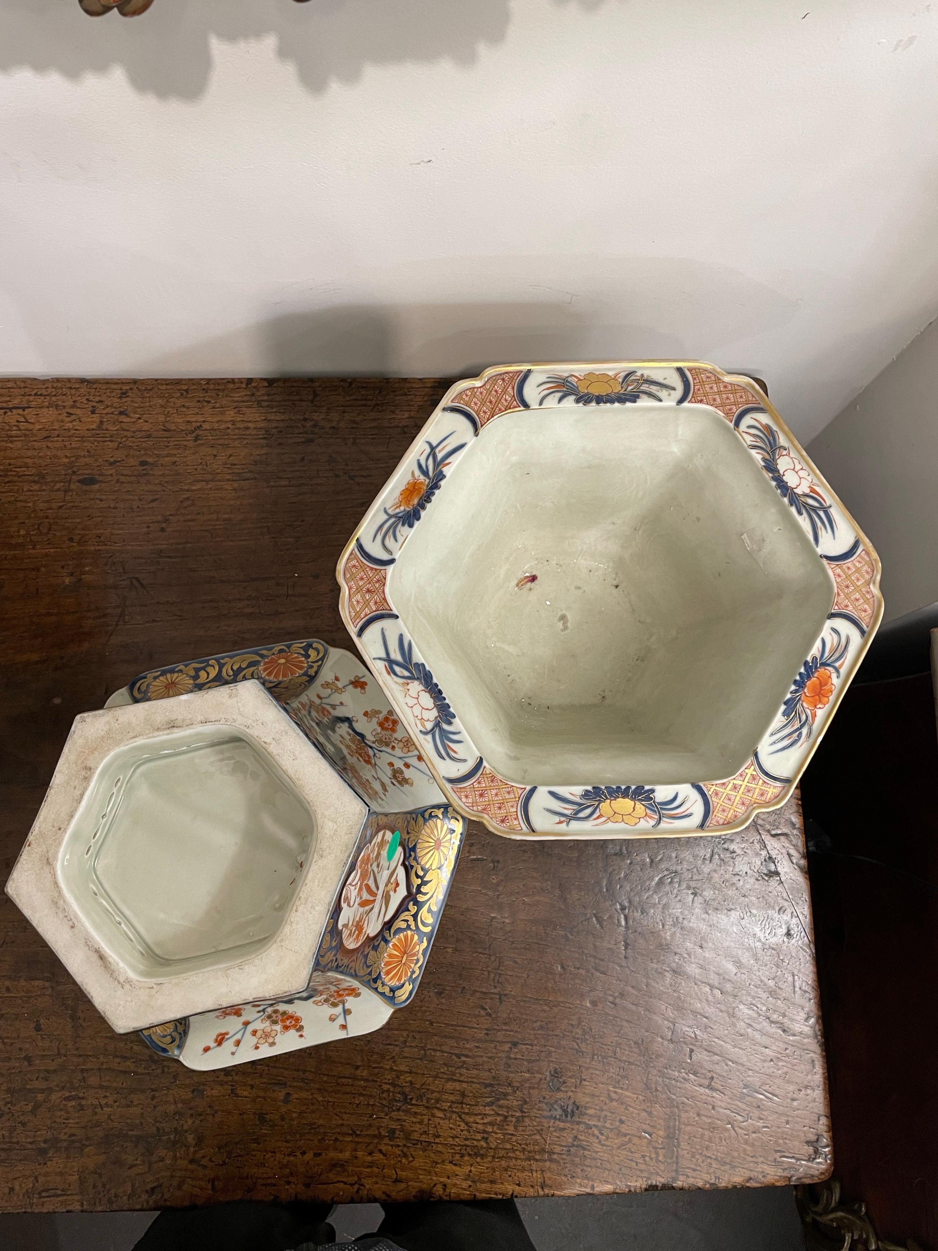 Porcellana Coppia di giardiniere esagonali Imari, XIX secolo in vendita