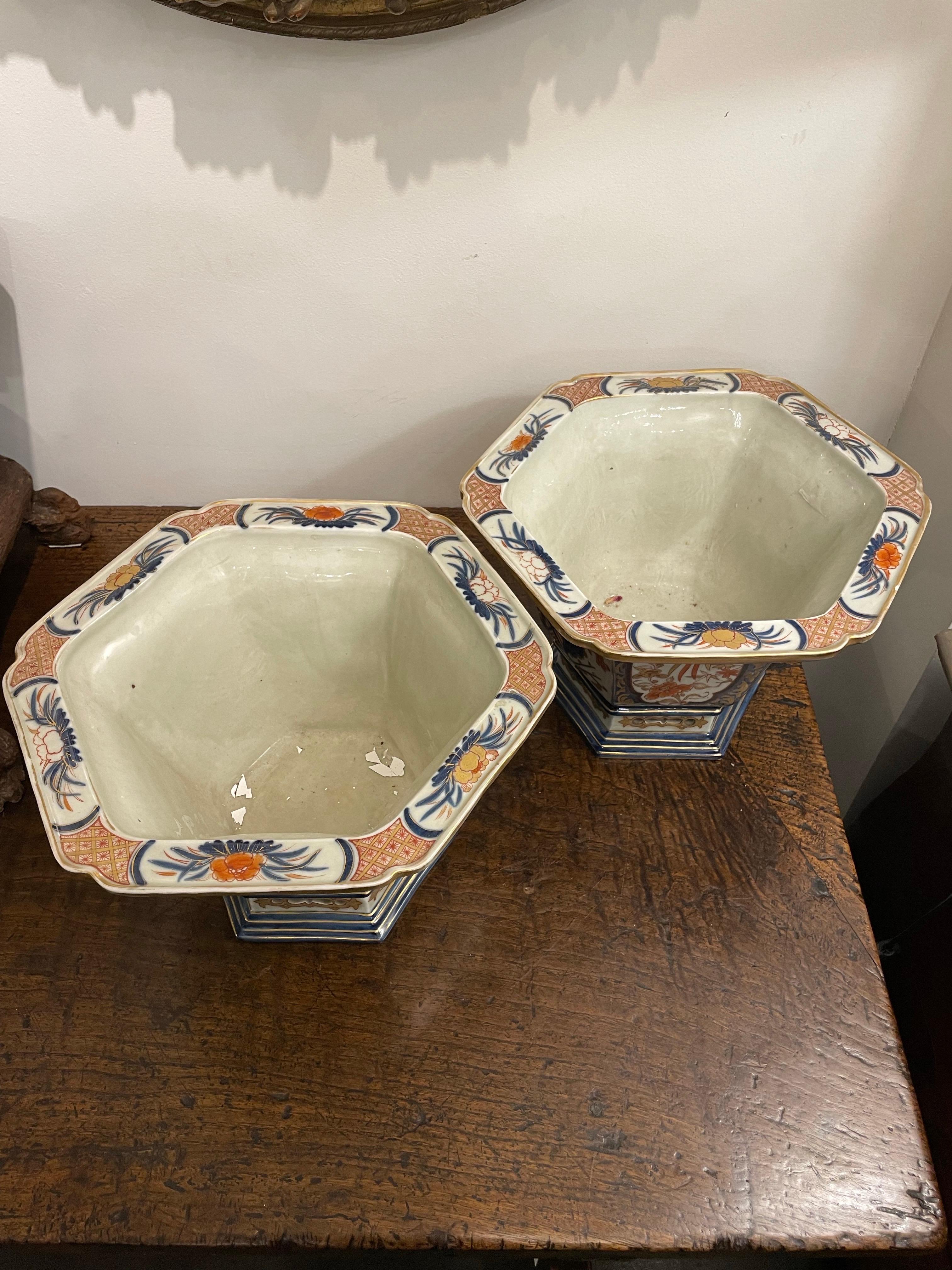 Coppia di giardiniere esagonali Imari, XIX secolo in vendita 1