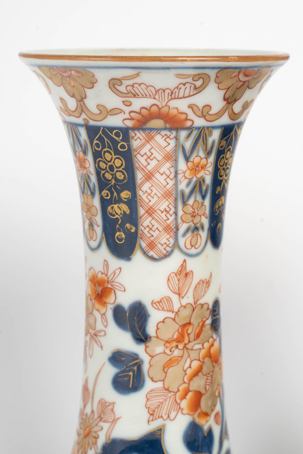 Coppia di vasi in porcellana Imari del periodo Napoleone III del XIX secolo con montature in bronzo dorato.

H. 25,5 cm, P. 11 cm
Contattaci prima di ordinare per confermare la disponibilità.