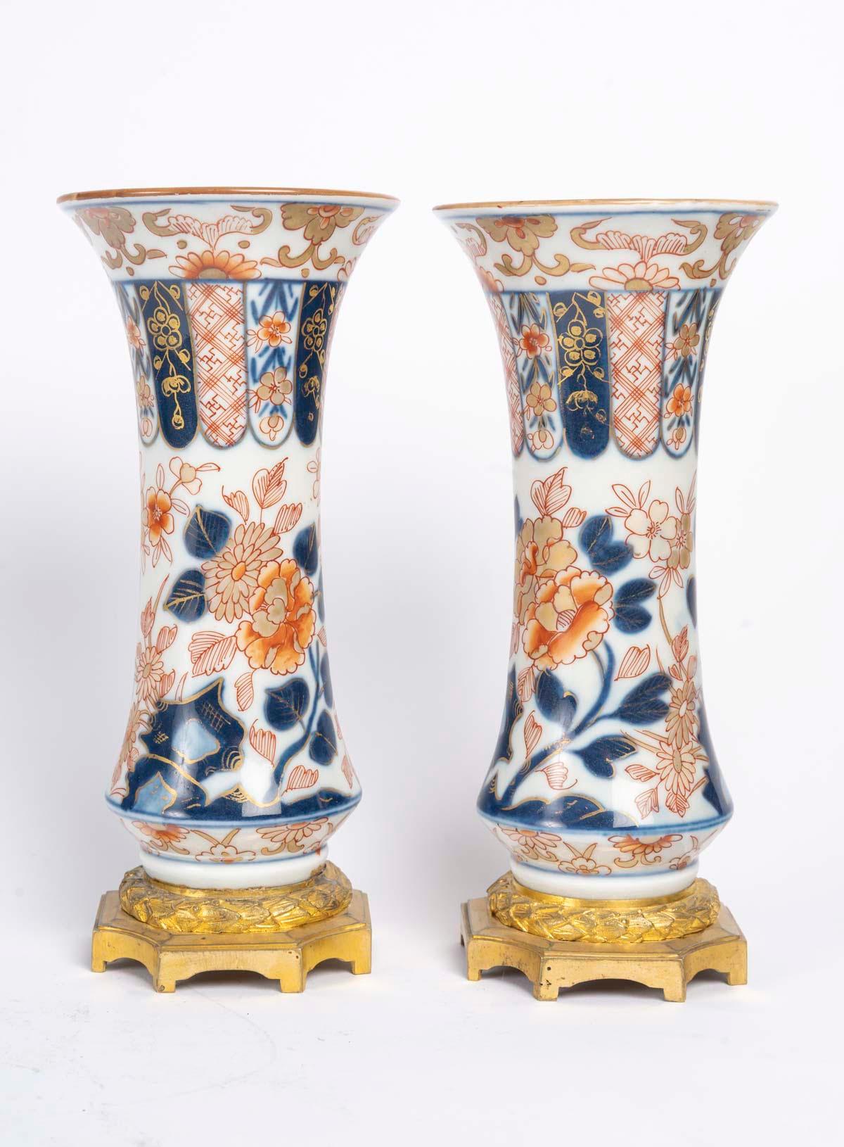 Napoleone III Coppia di vasi in Imari Porcelain con montatura in bronzo dorato, XIX secolo. in vendita