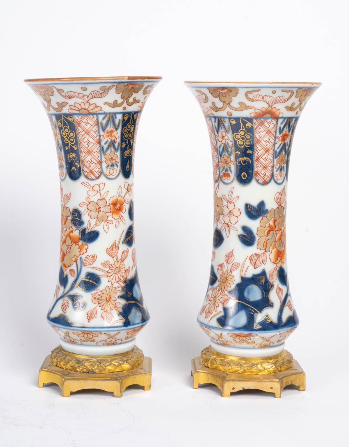 Francese Coppia di vasi in Imari Porcelain con montatura in bronzo dorato, XIX secolo. in vendita