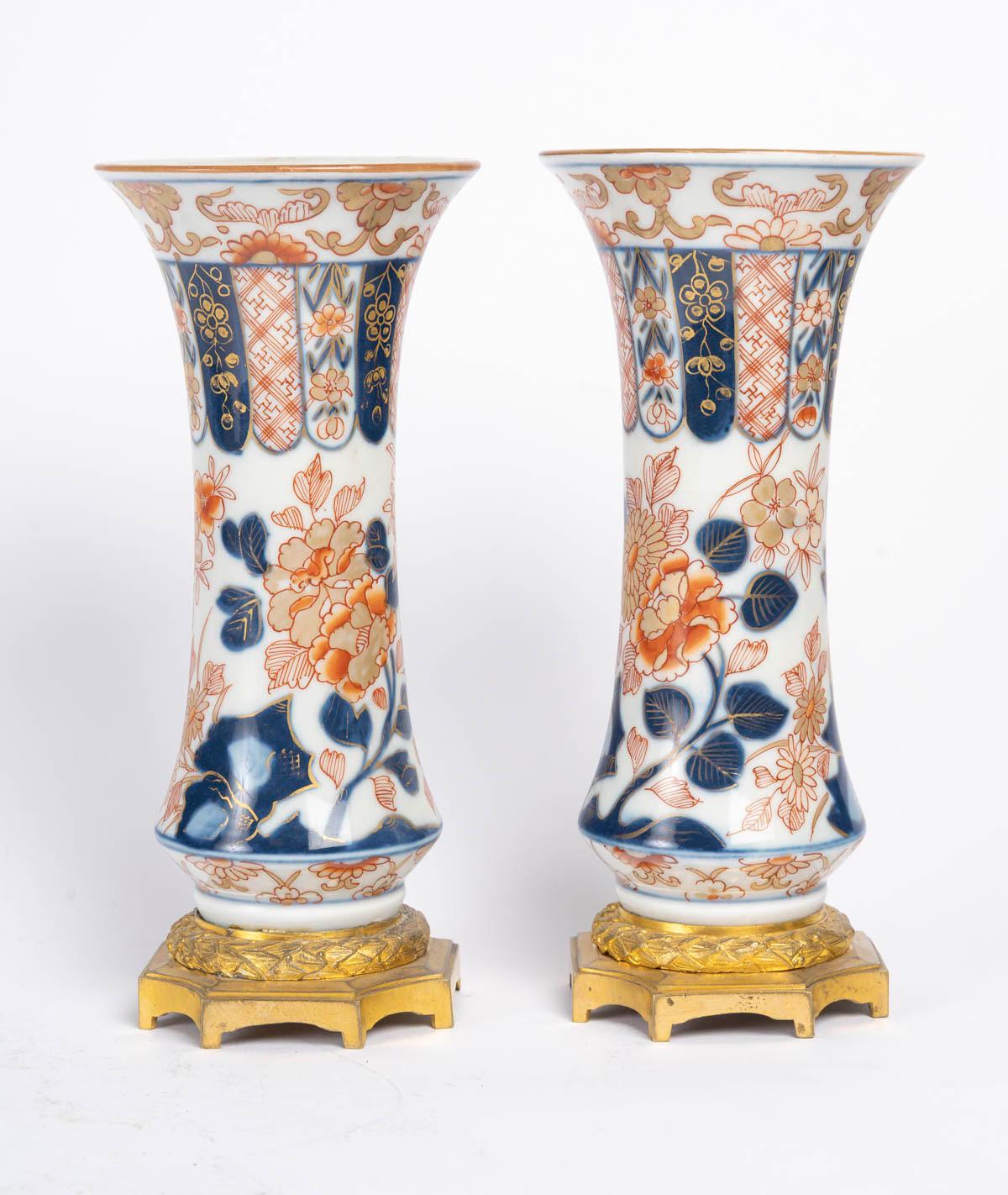 Dorato Coppia di vasi in Imari Porcelain con montatura in bronzo dorato, XIX secolo. in vendita