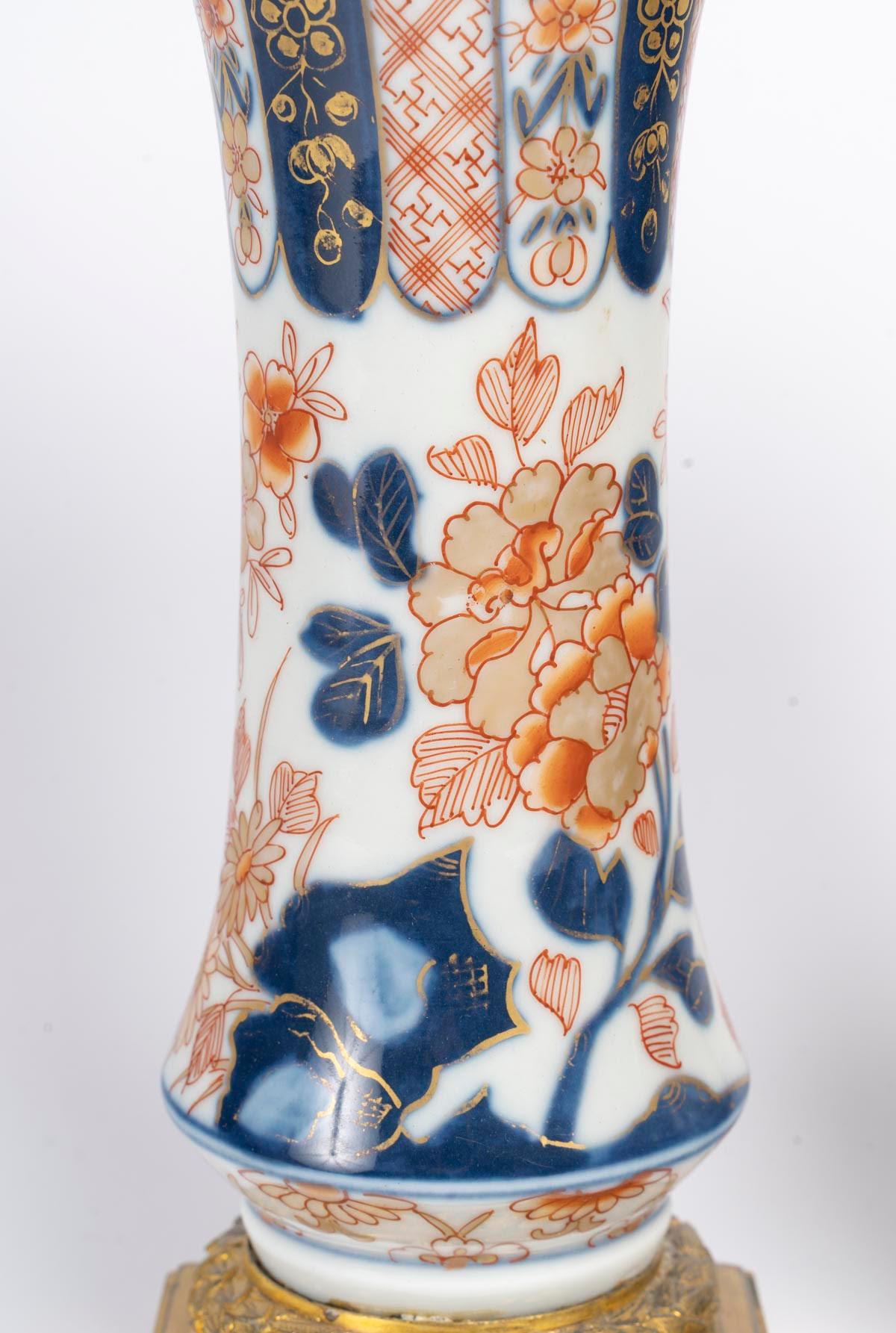 Coppia di vasi in Imari Porcelain con montatura in bronzo dorato, XIX secolo. In condizioni buone in vendita a Saint-Ouen, FR