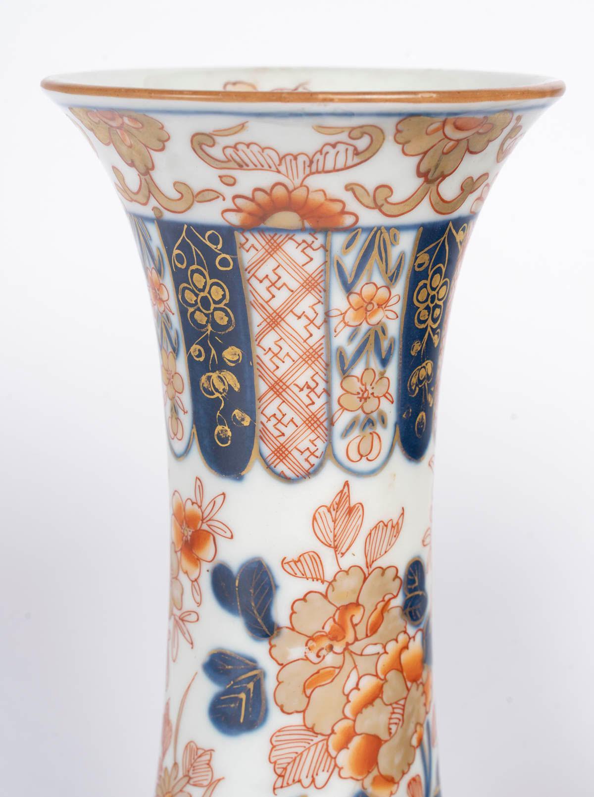 Bronzo Coppia di vasi in Imari Porcelain con montatura in bronzo dorato, XIX secolo. in vendita