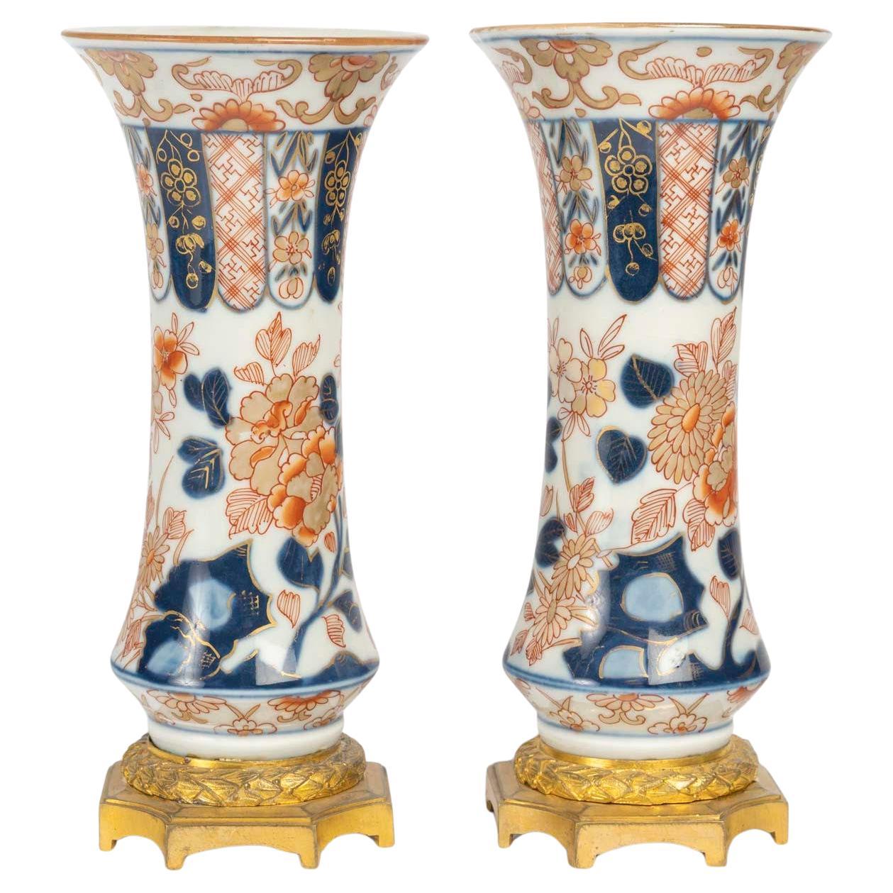 Coppia di vasi in Imari Porcelain con montatura in bronzo dorato, XIX secolo.