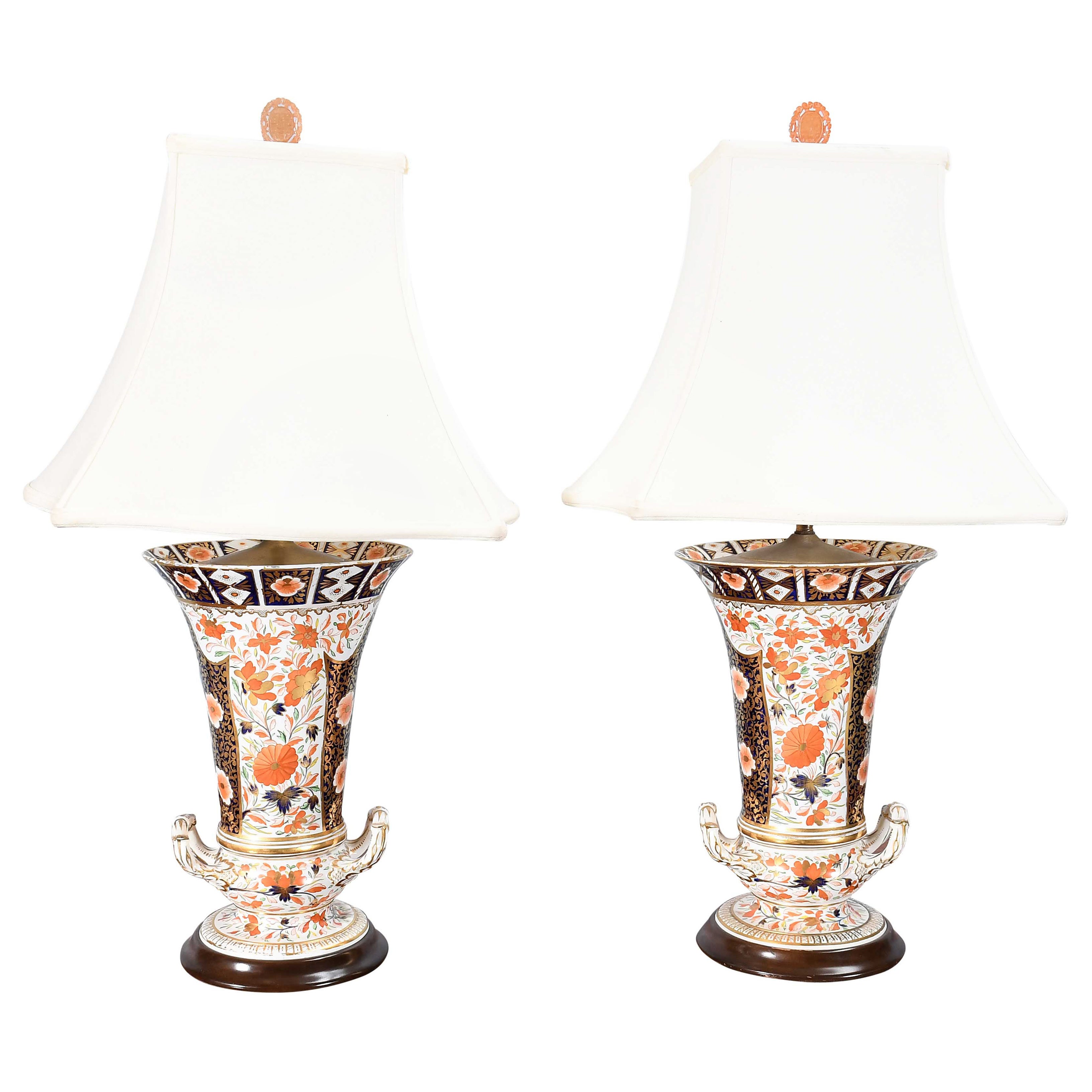 Un par de jarrones de estilo Imari cableados como lámparas