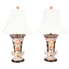 Un par de jarrones de estilo Imari cableados como lámparas
