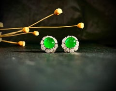 Uno splendido paio di orecchini di giadeite verde imperiale e diamanti in oro 18 carati