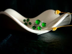 Paire de boucles d'oreilles impériales en or blanc 18 carats, jadéite verte et diamants