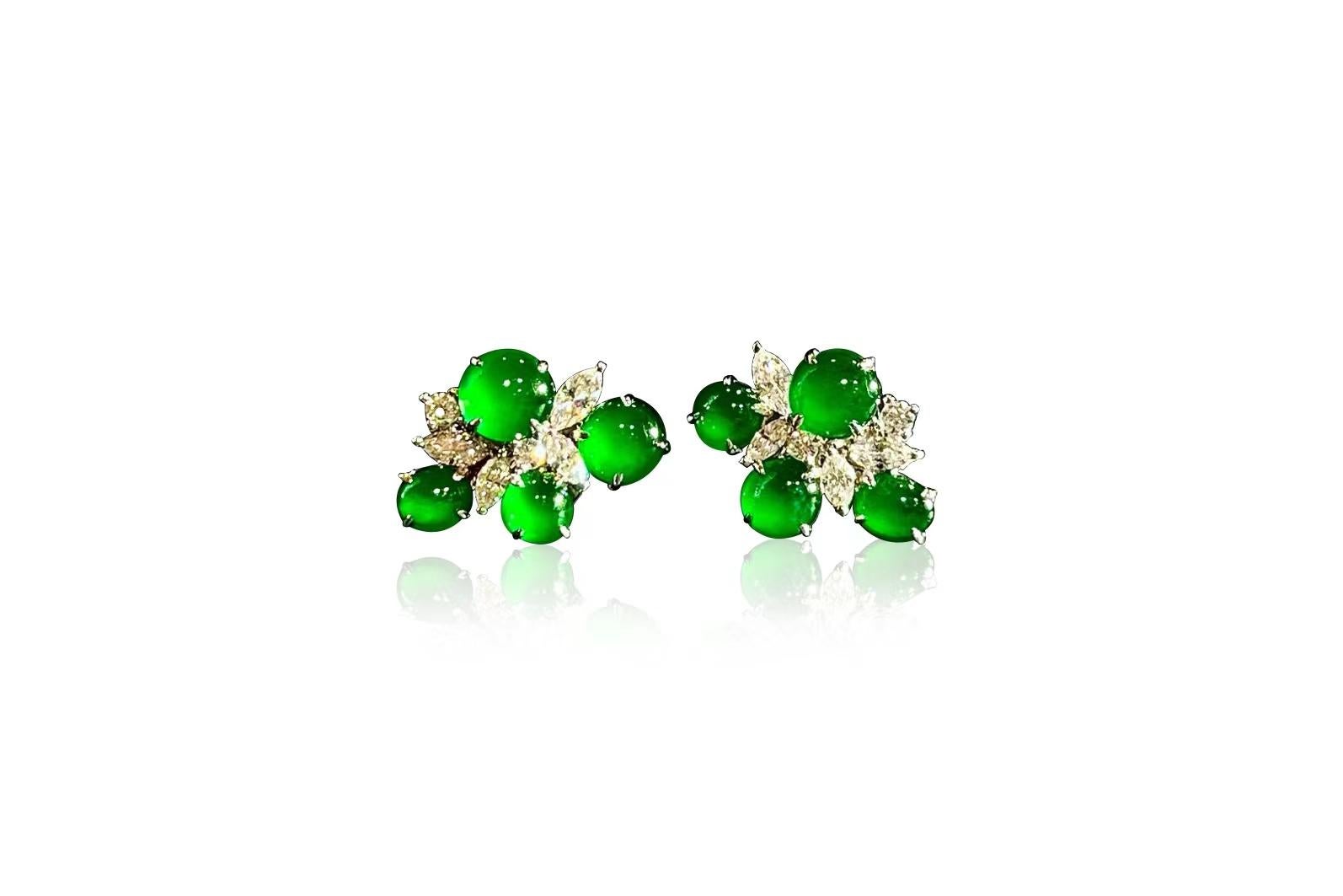A Pair of Imperial Green Jadeite and Diamond Earrings in 18 Karat White Gold In New Condition For Sale In Macau, MO