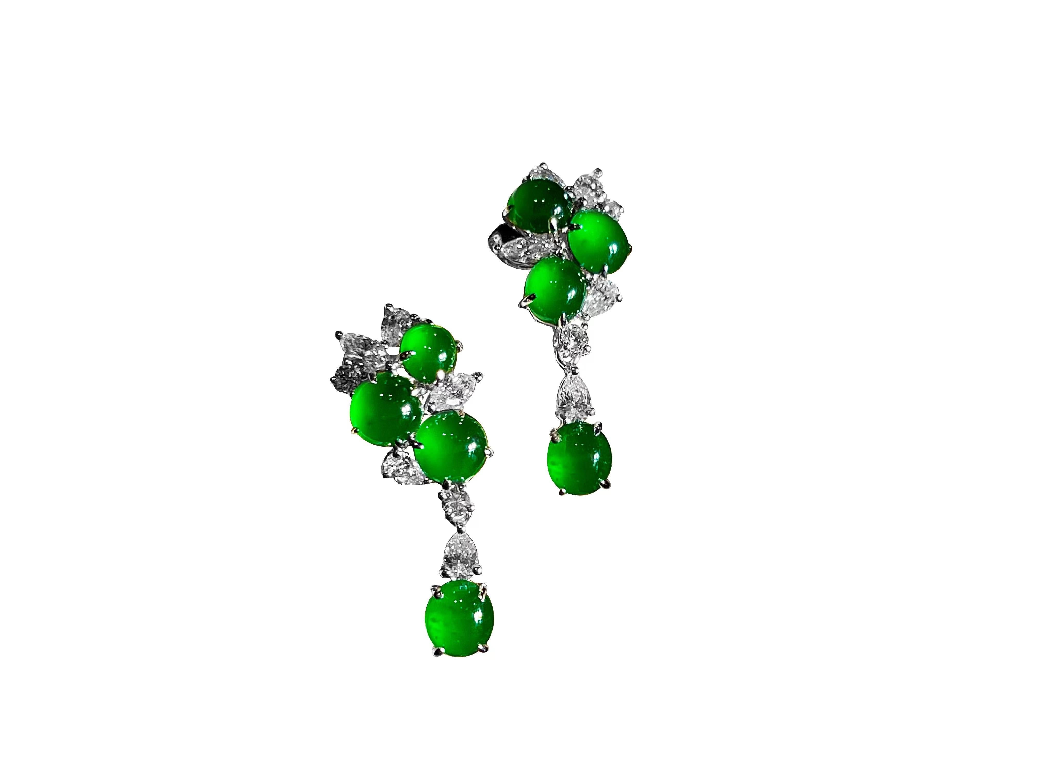 Un magnifico paio di orecchini pendenti in giadeite e diamanti di eccezionale bellezza ed Eleganza, ciascuno dei quali sospende quattro cabochon di giada naturale (fei cui) di colore verde smeraldo brillante altamente traslucido con diamanti