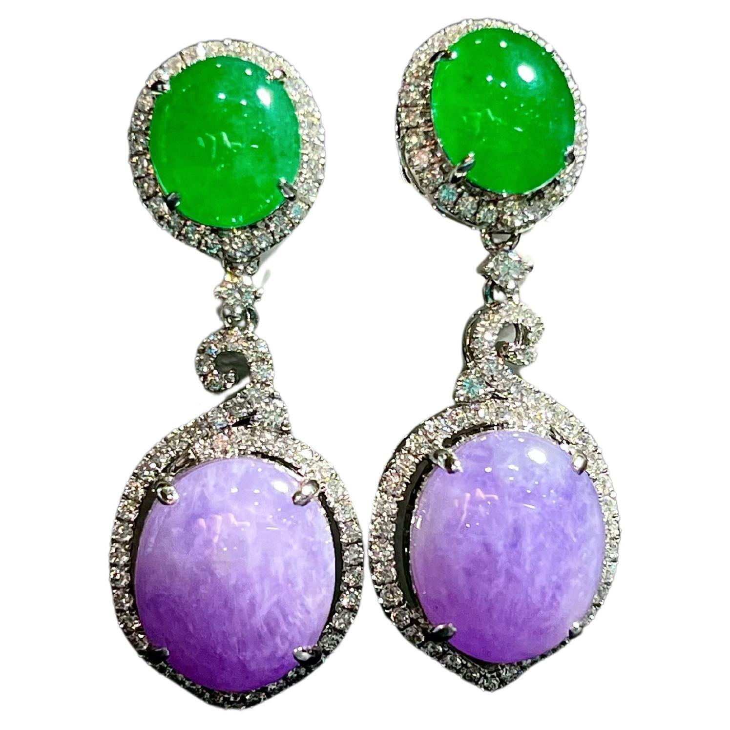 Un favoloso e stupefacente paio di orecchini pendenti in giadeite naturale (fei cui) con due cabochon di giadeite verde smeraldo di consistenza finissima e traslucenza susperb, ciascuno dei quali sospende un cabochon di giadeite color lavanda,