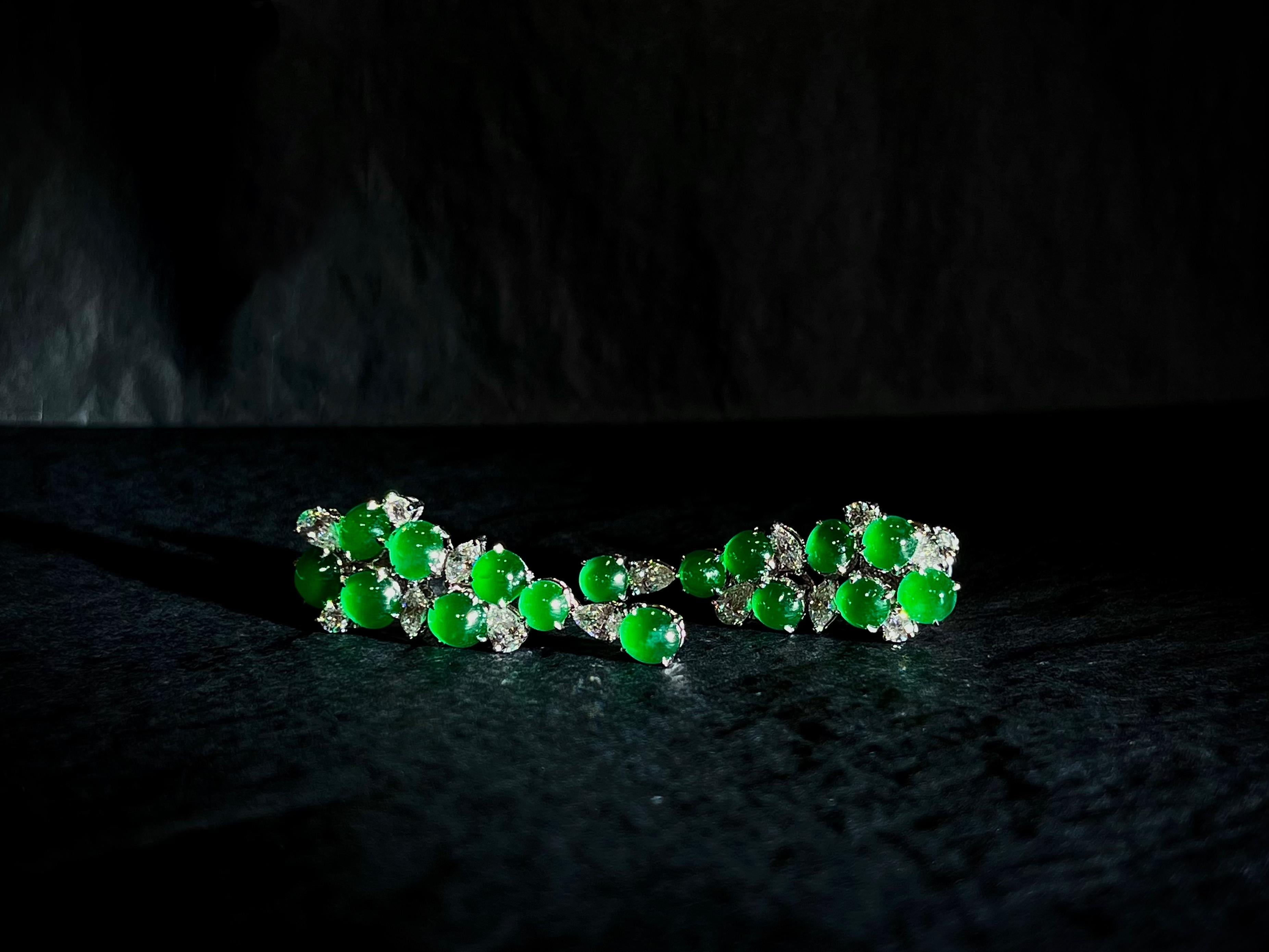 Questi squisiti orecchini di giada naturale sono caratterizzati da giadeite verde smeraldo di prima qualità con una colorazione perfettamente uniforme e una trasparenza simile al ghiaccio (nota come 