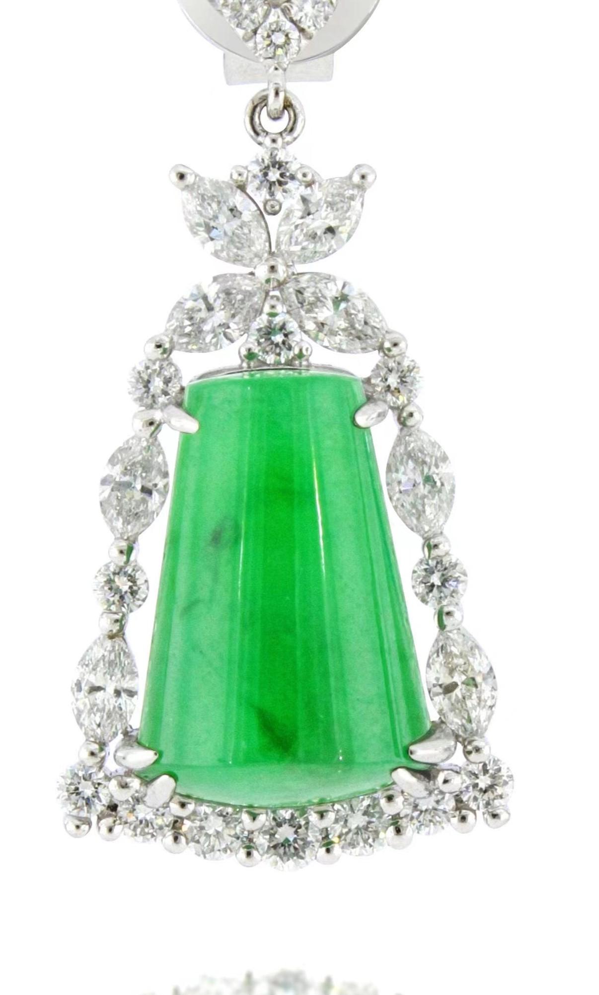 A Pair of Imperial Jadeite and Diamond Earrings in 18 Karat White Gold In New Condition For Sale In Macau, MO