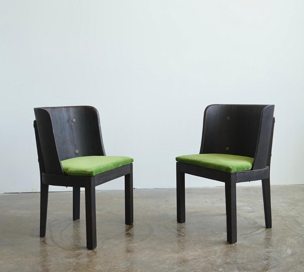 Paire de chaises importantes et précoces en pin sablé et teinté Axel Einar Hjorth 
