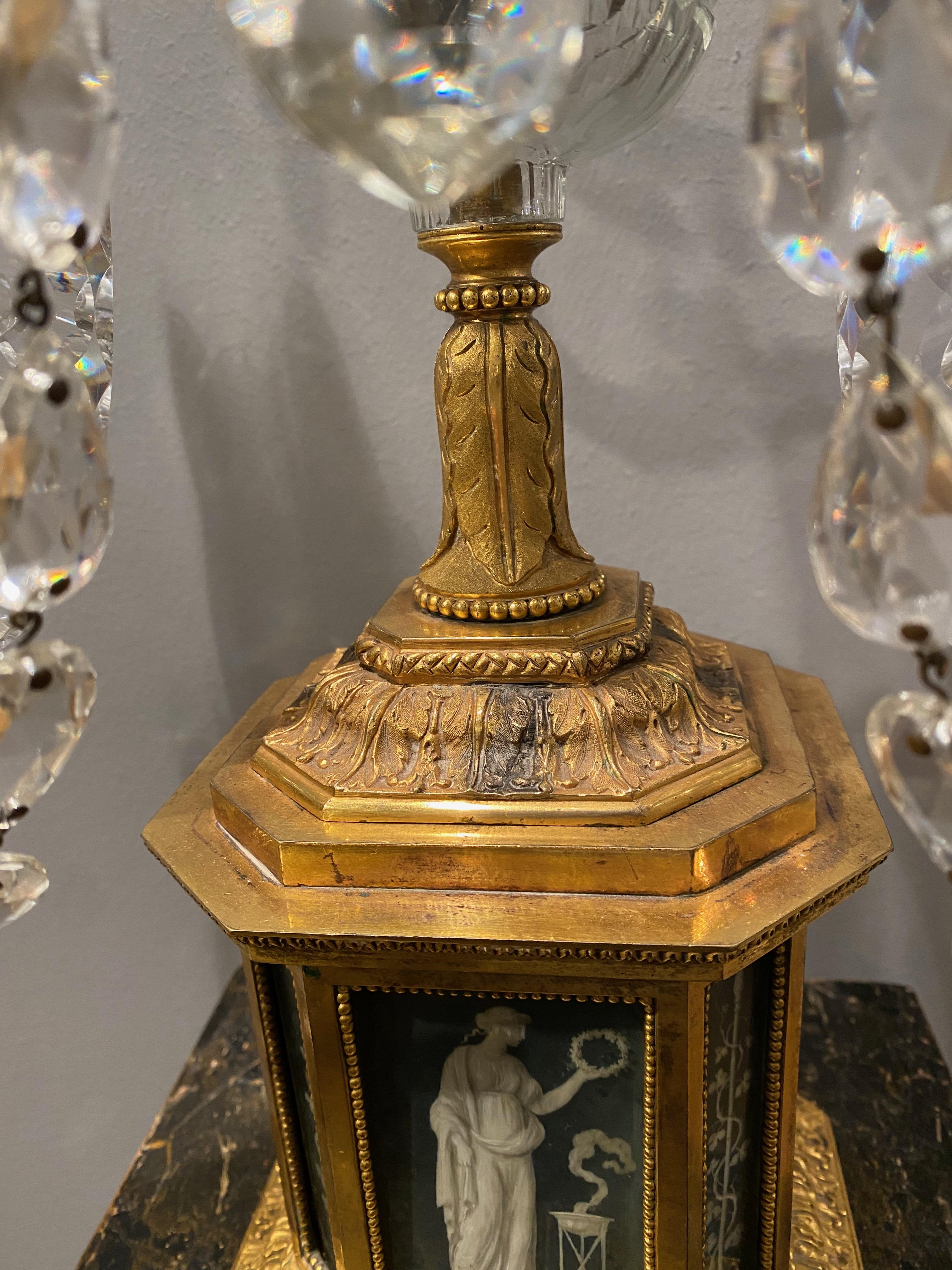 Paar bedeutende vergoldete Bronzekandelaber mit geschliffenen Kristallarmen, 1780er Jahre im Angebot 5