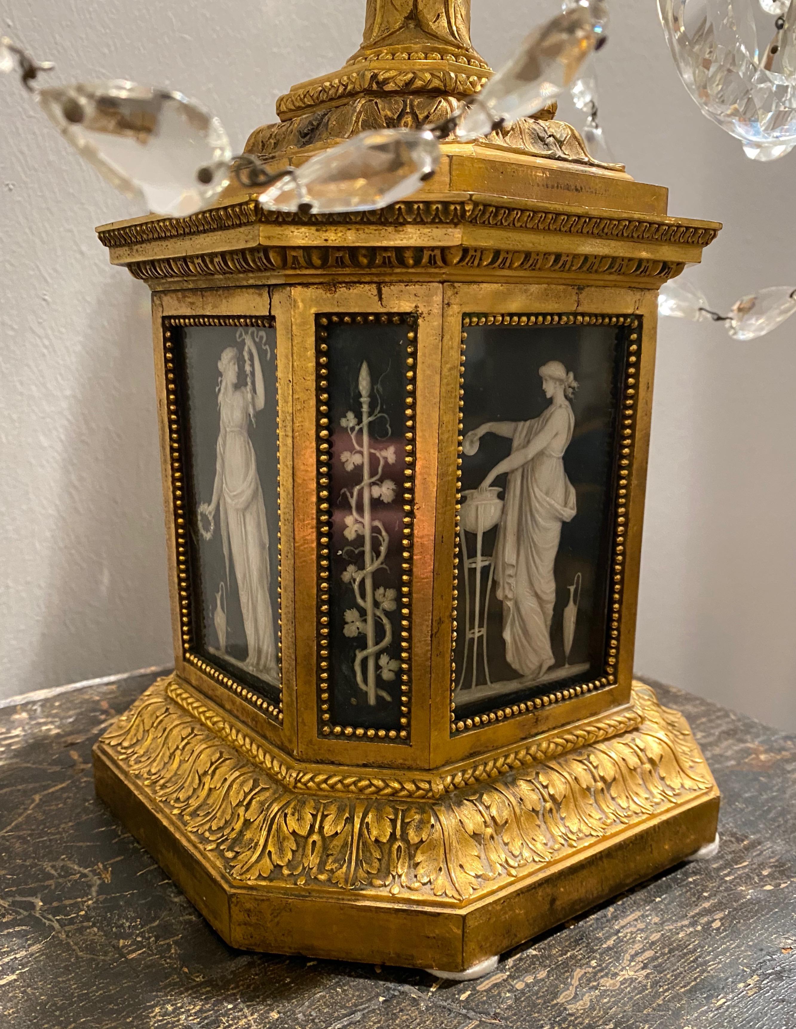 Paar bedeutende vergoldete Bronzekandelaber mit geschliffenen Kristallarmen, 1780er Jahre im Angebot 1