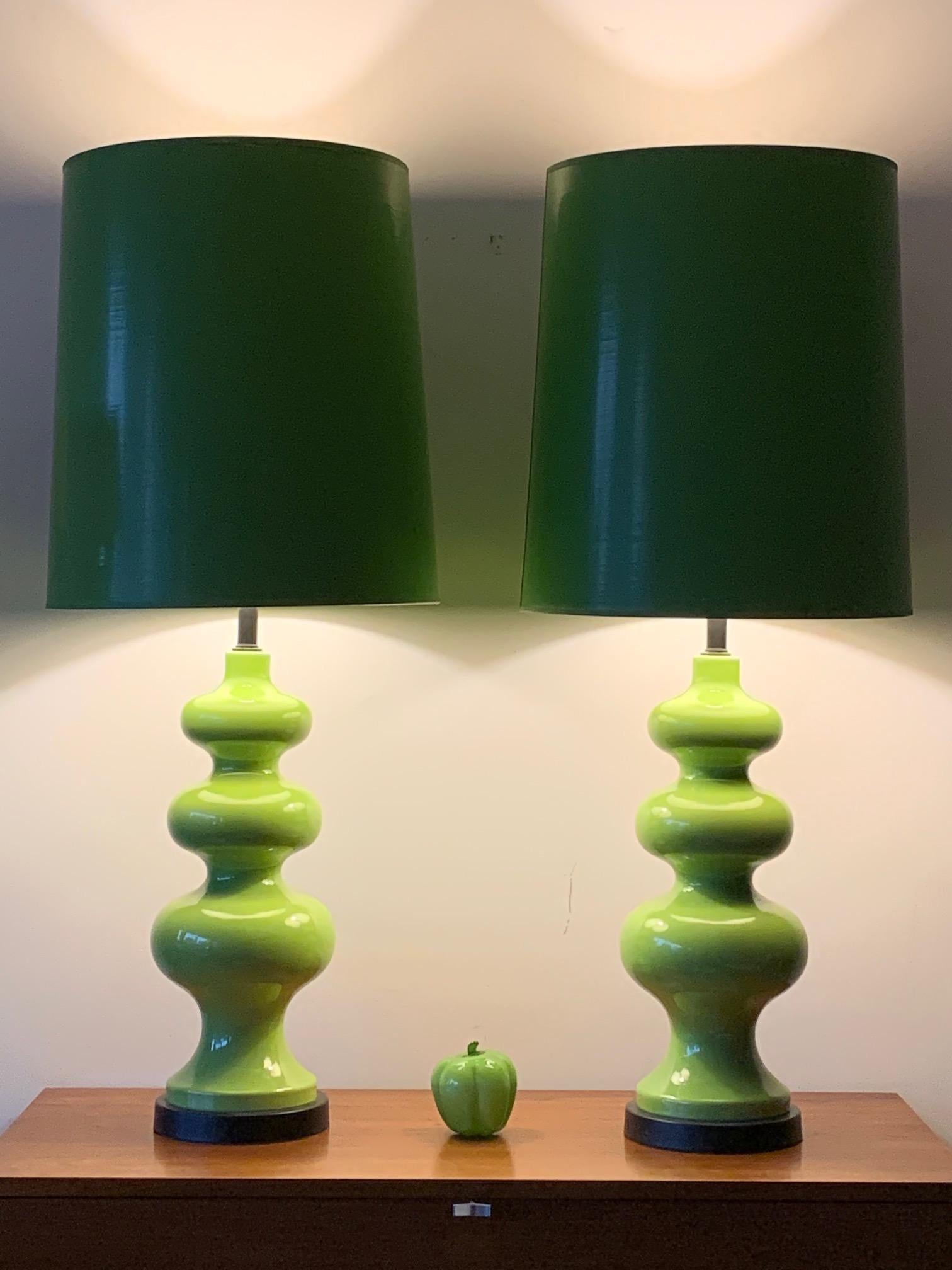 Ein Paar beeindruckende Keramiklampen um 1970 mit Originalschirmen (Ende des 20. Jahrhunderts) im Angebot