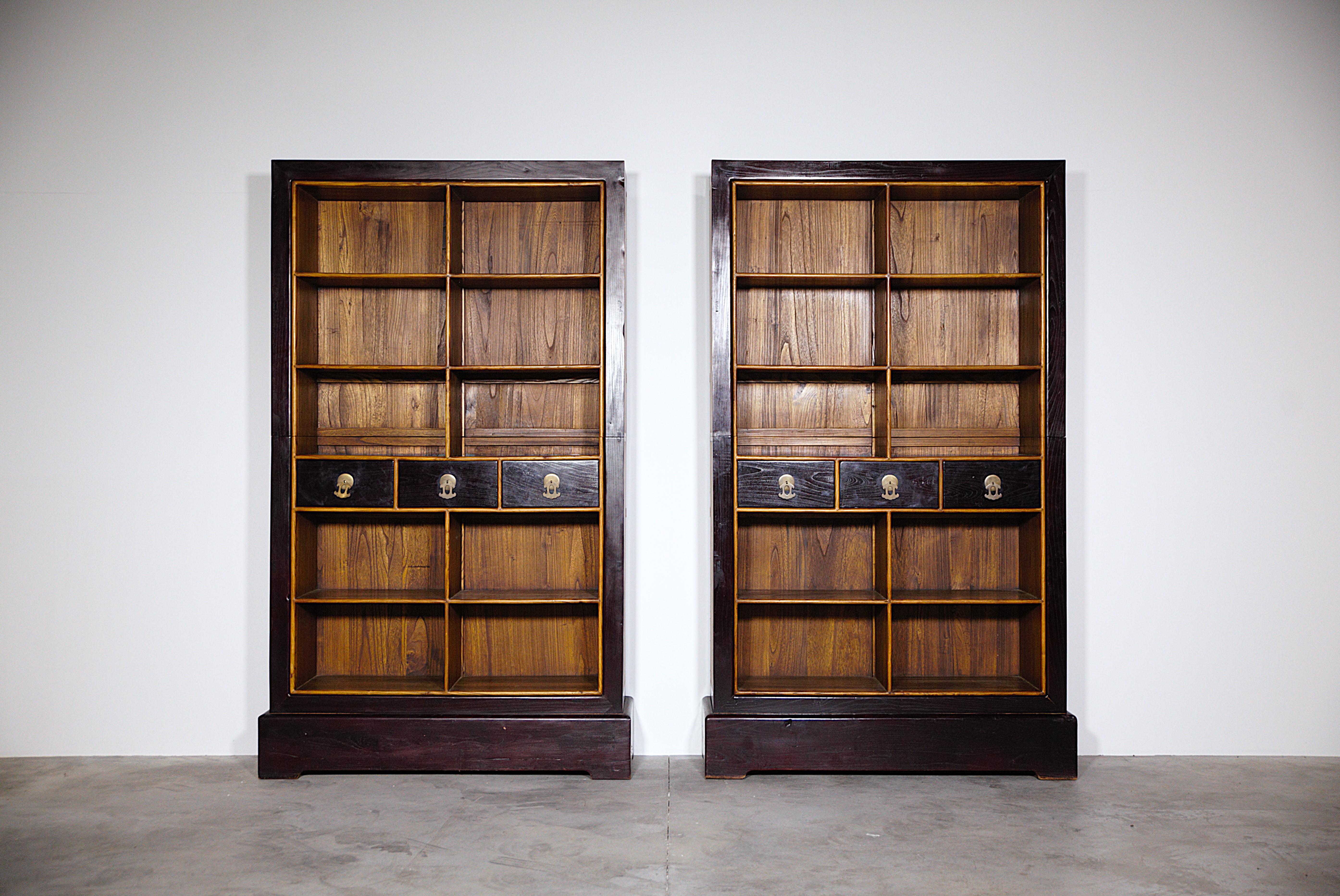 Ein Paar beeindruckende und elegante Bücherregale China 1980s.

Aus Yumu (chinesisches Ulmenholz), schön furniertes Holz.

Qualität bei der Herstellung.

Ein Bücherregal ist in zwei Teilen für den Transport. (Bitte beachten Sie die Fotos)

Größe