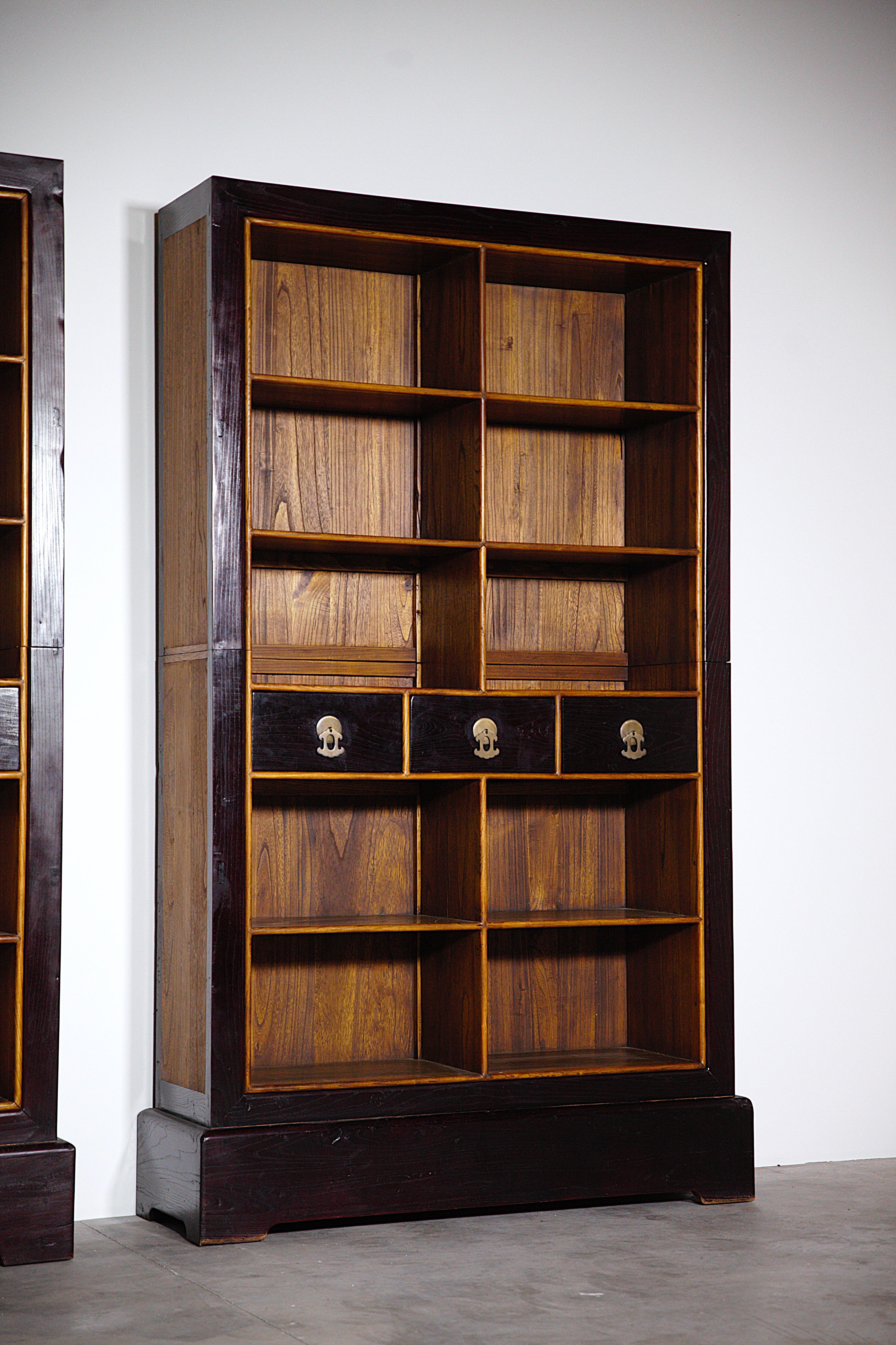 Ein Paar beeindruckende chinesische Bücherregale China 1980er Jahre (Holz) im Angebot
