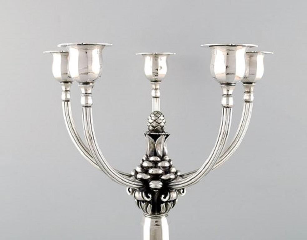 Ein Paar beeindruckende fünfarmige Georg Jensen-Kandelaber aus Sterlingsilber (20. Jahrhundert)