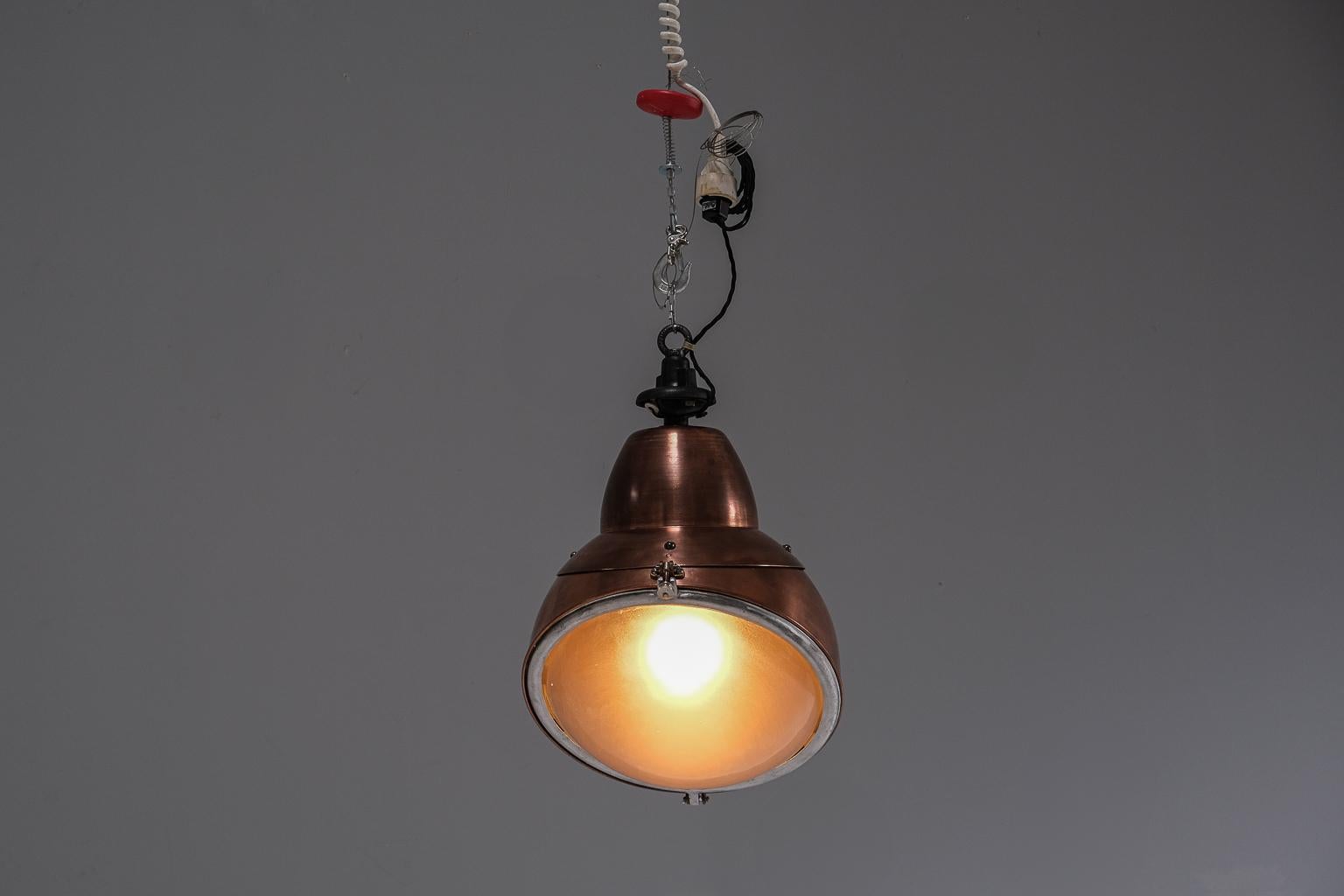 A pair of impressive, French factory lights made of copper and glas im Zustand „Gut“ im Angebot in Frankfurt am Main, DE
