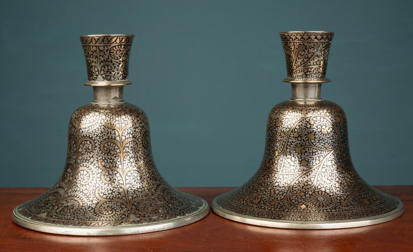 A pair of Indian Mughal silver and brass inlaid candlesticks In Good Condition For Sale In London, GB