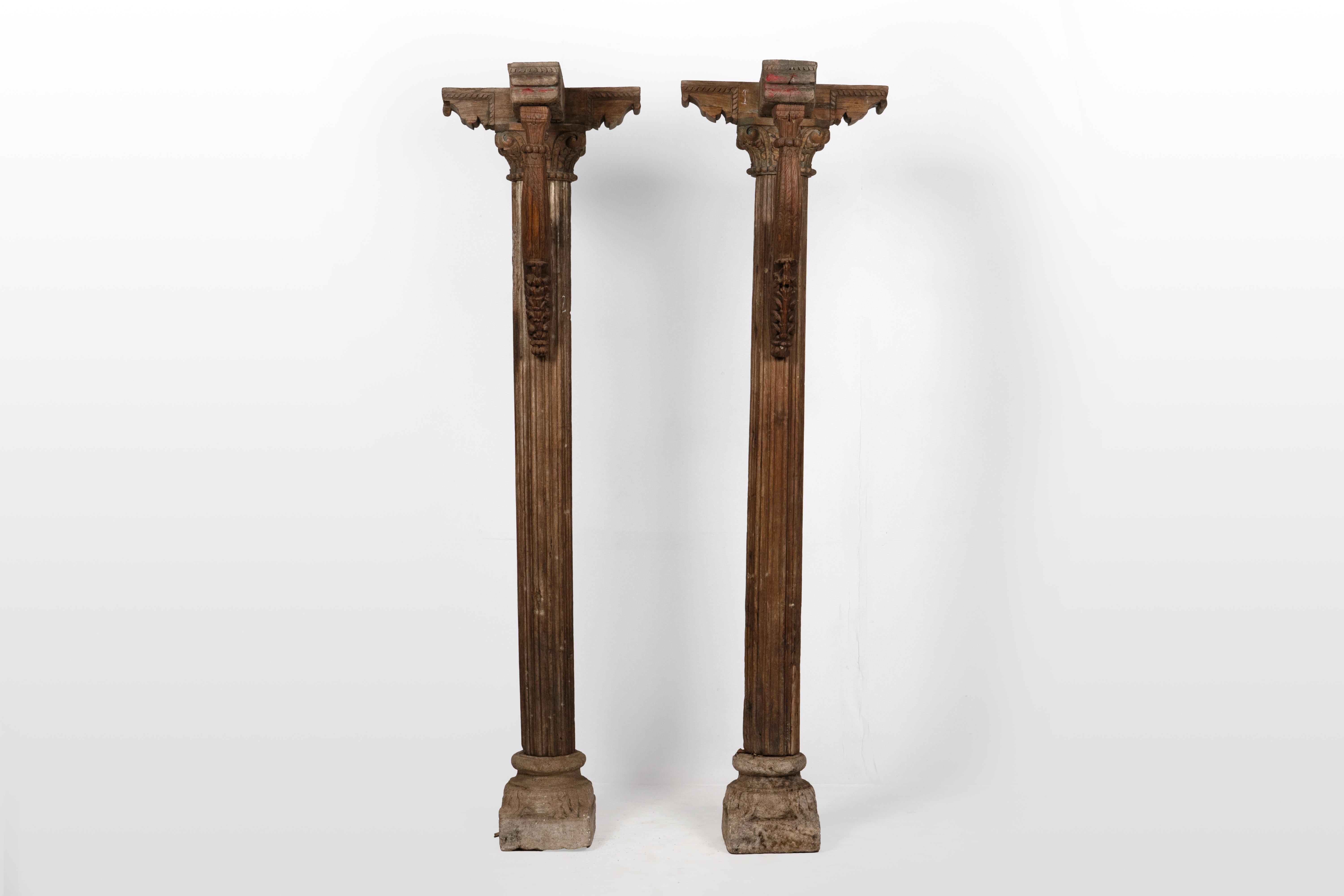 Cette paire de colonnes indo-sarrasines finement travaillées datant des années 1900 comporte une poutre de soutien supérieure et des consoles au design complexe. La poutre de soutien transversale est ornée de sculptures en serpentin et en lotus, ce