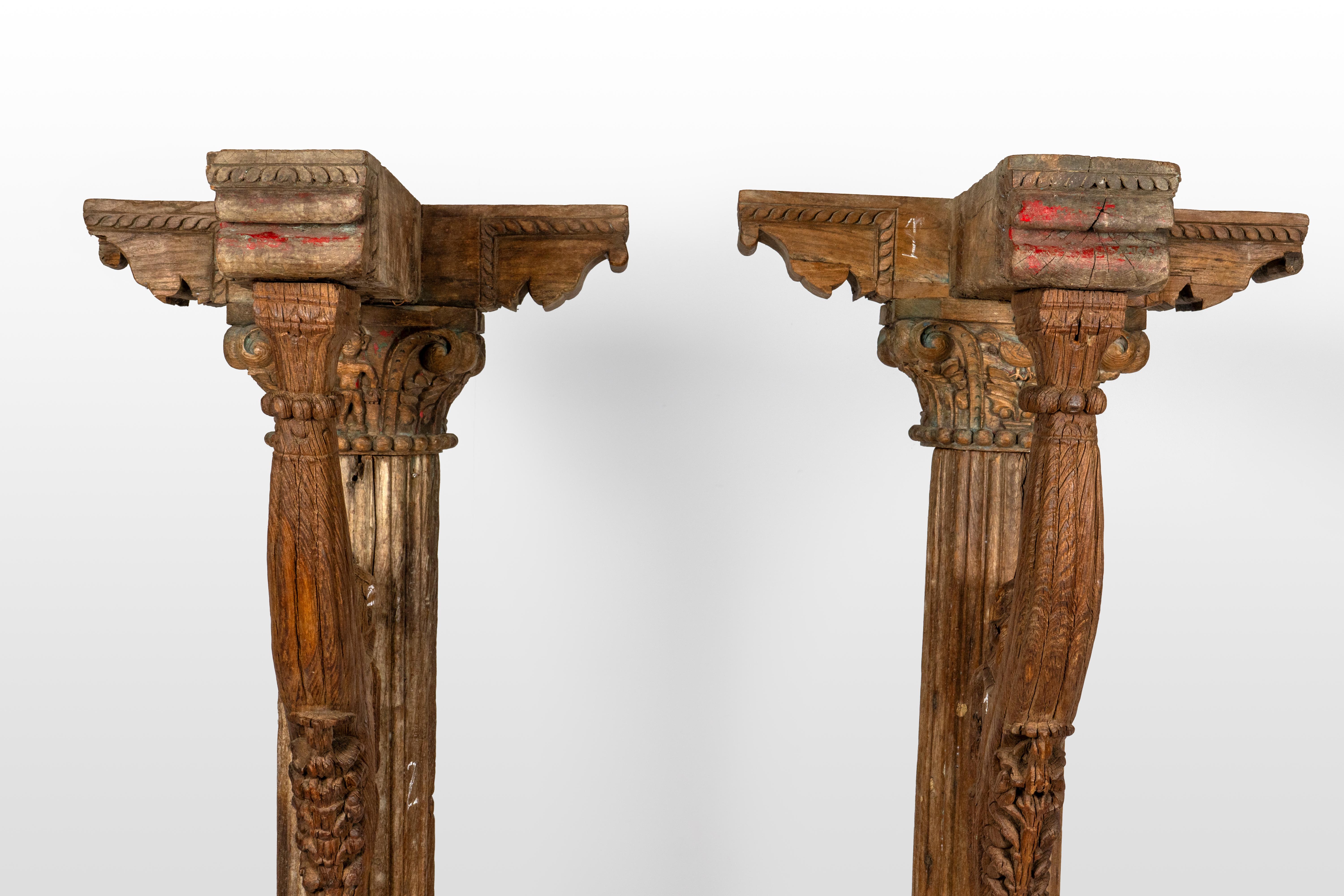 Indien Paire de colonnes indiennes en bois avec supports en vente
