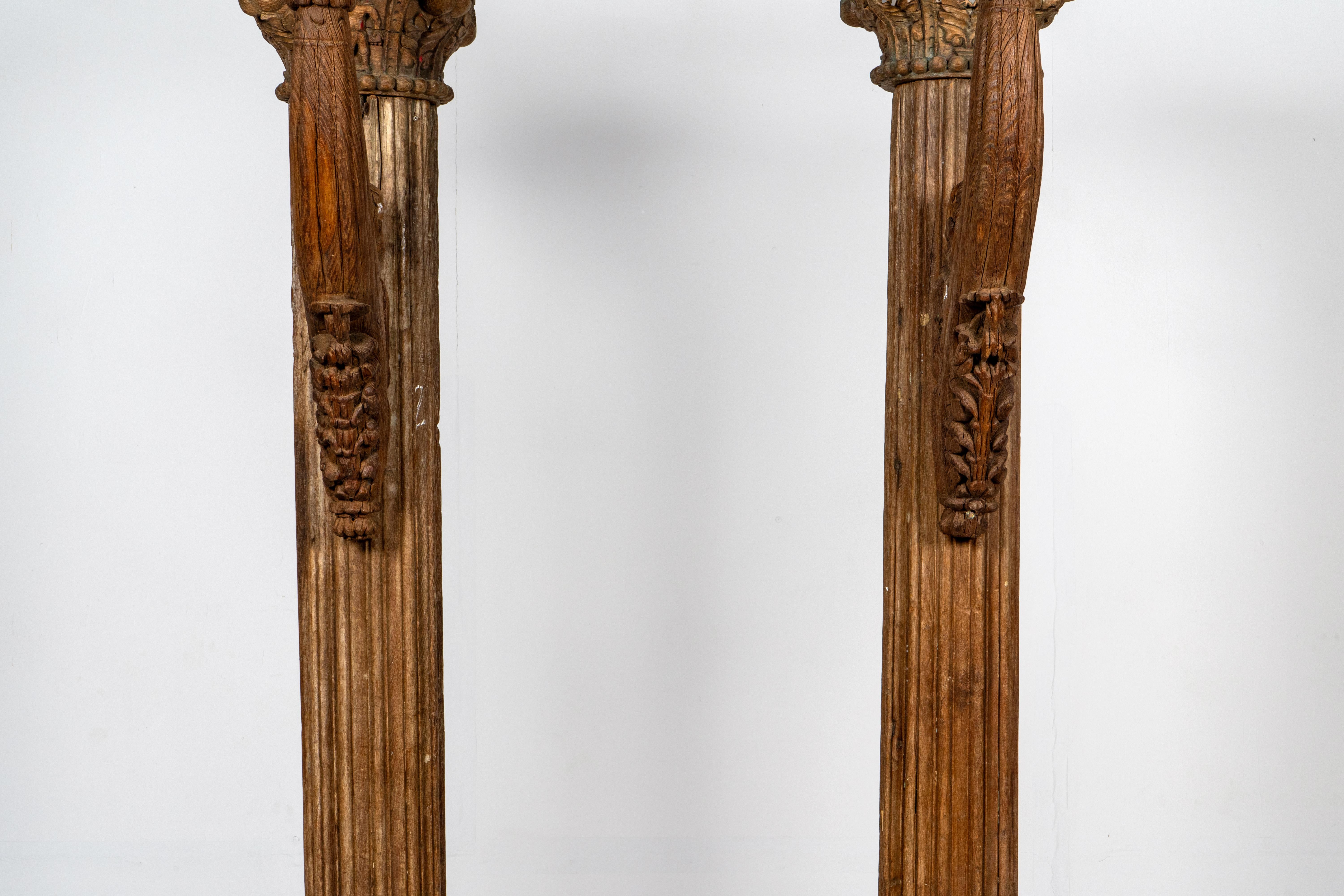 Sculpté à la main Paire de colonnes indiennes en bois avec supports en vente