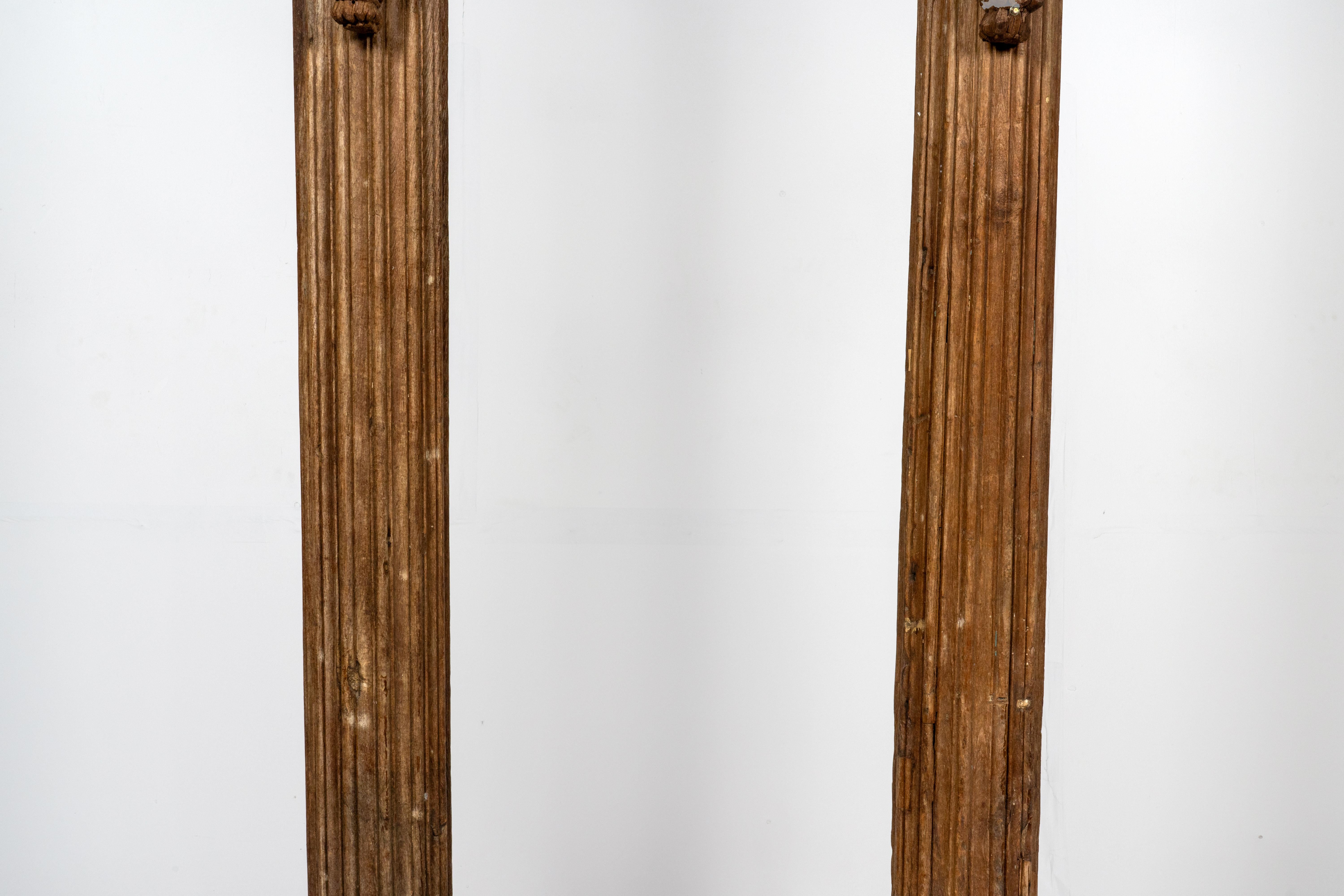 Paire de colonnes indiennes en bois avec supports Bon état - En vente à Chicago, IL