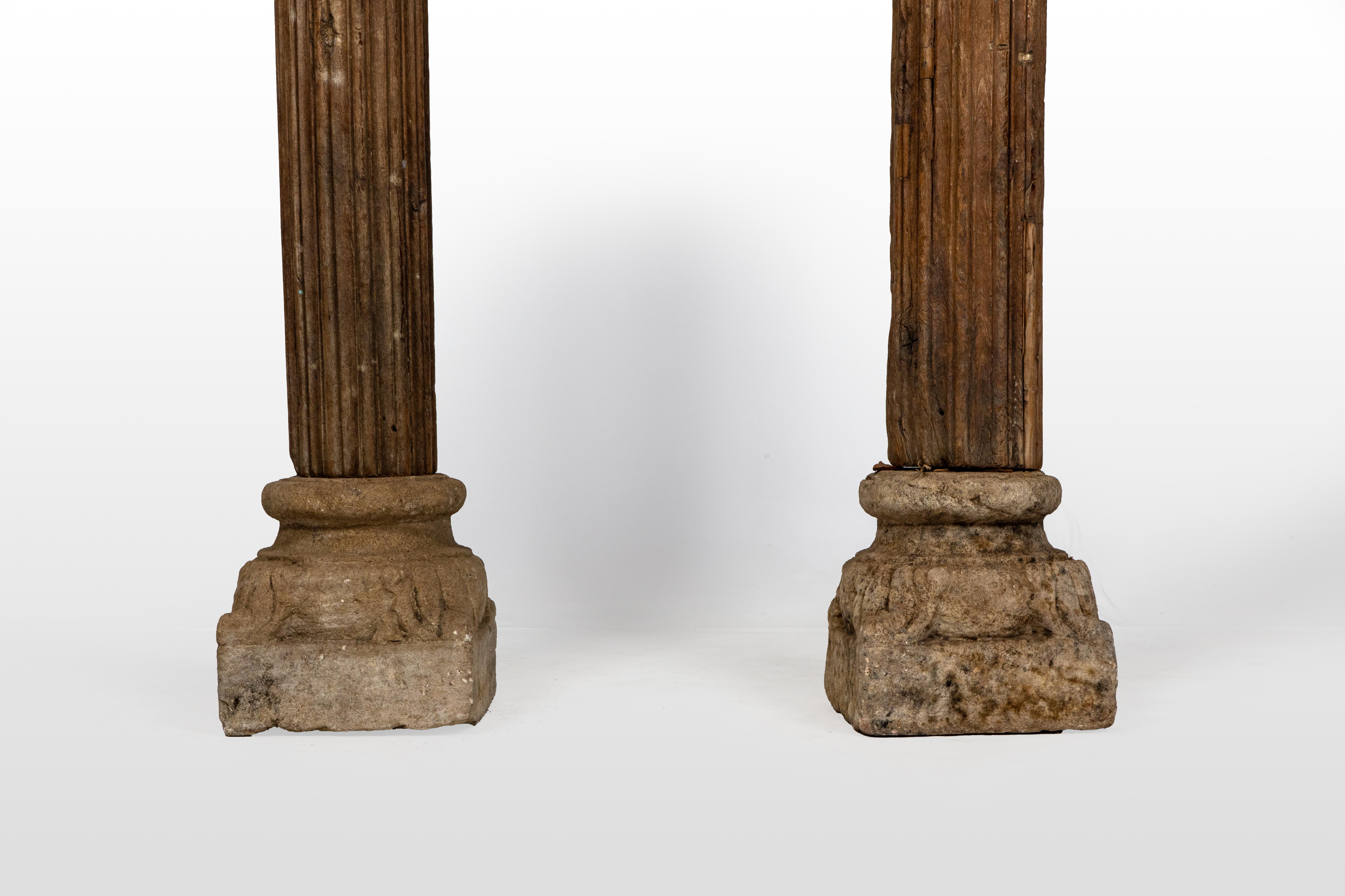 Début du 20ème siècle Paire de colonnes indiennes en bois avec supports en vente