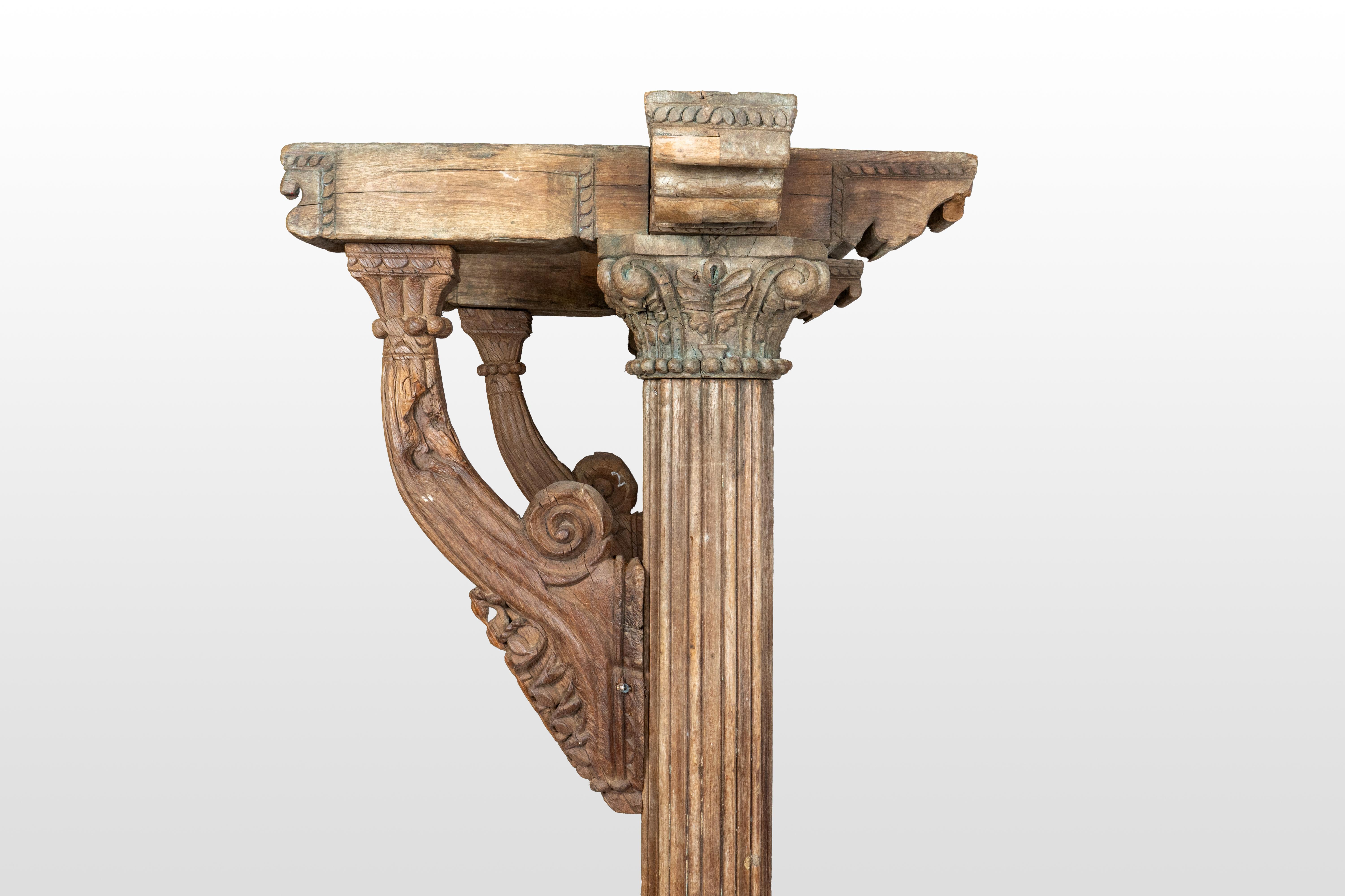 Teck Paire de colonnes indiennes en bois avec supports en vente