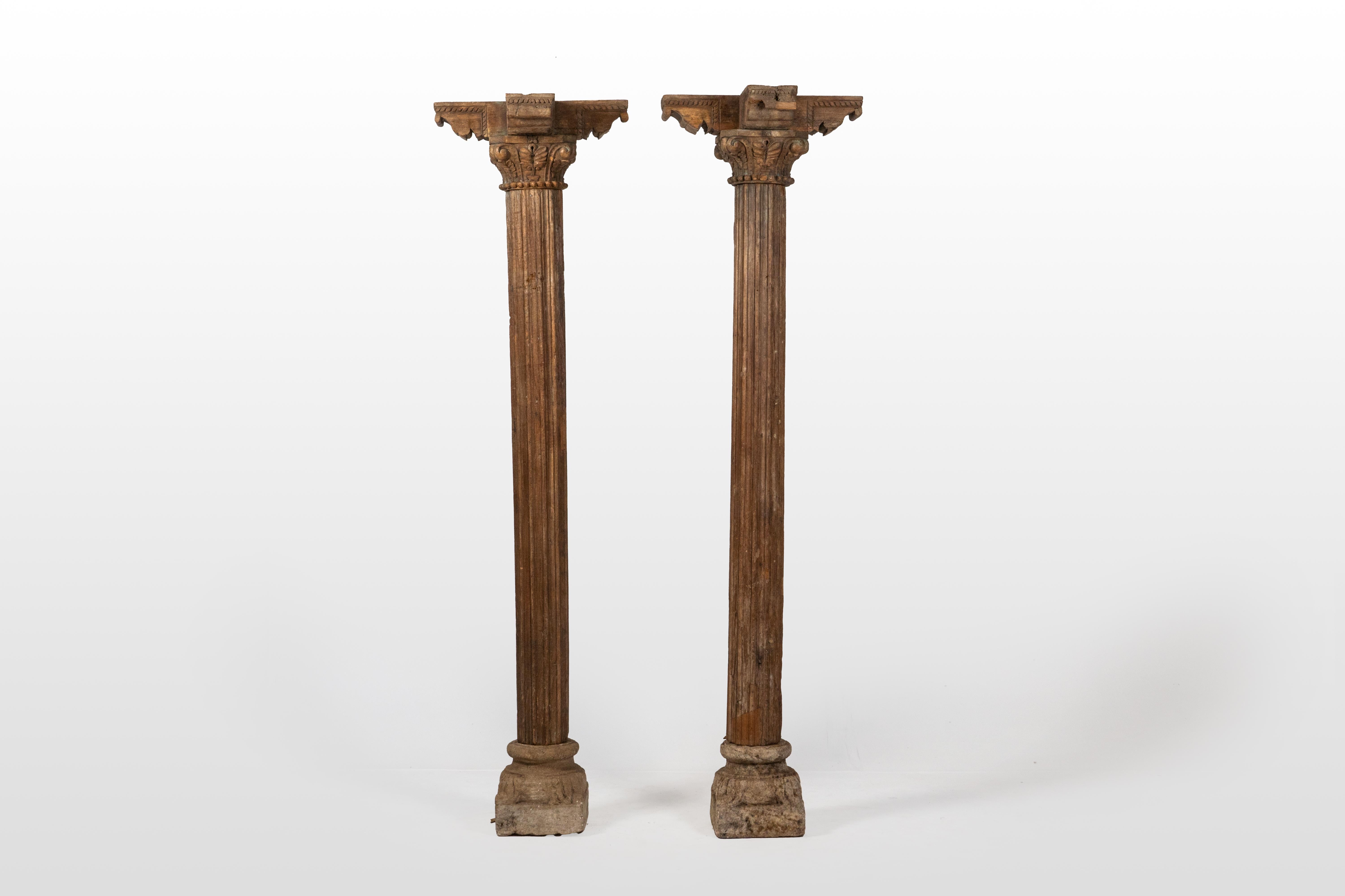 Paire de colonnes indiennes en bois avec supports en vente 1