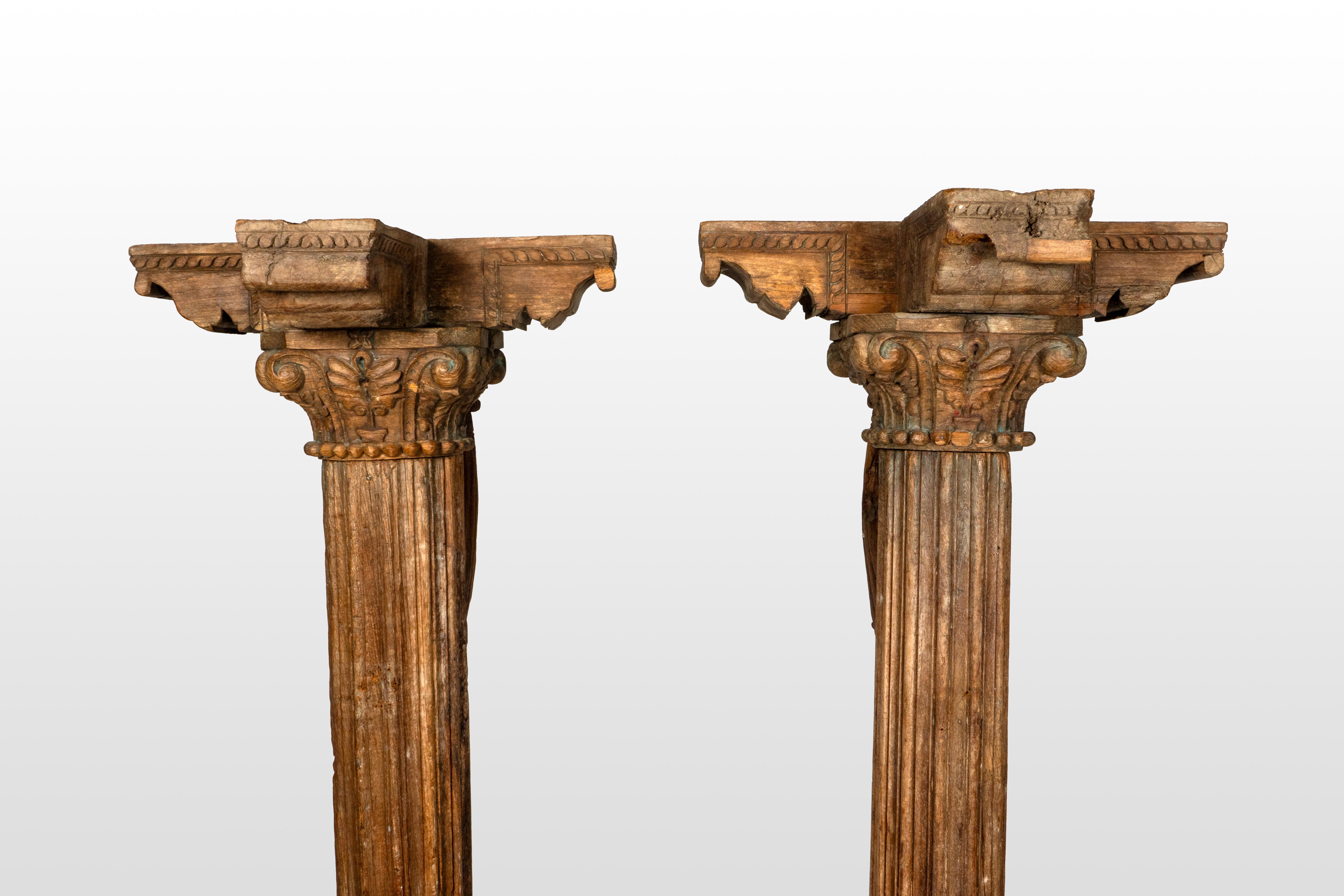 Paire de colonnes indiennes en bois avec supports en vente 2