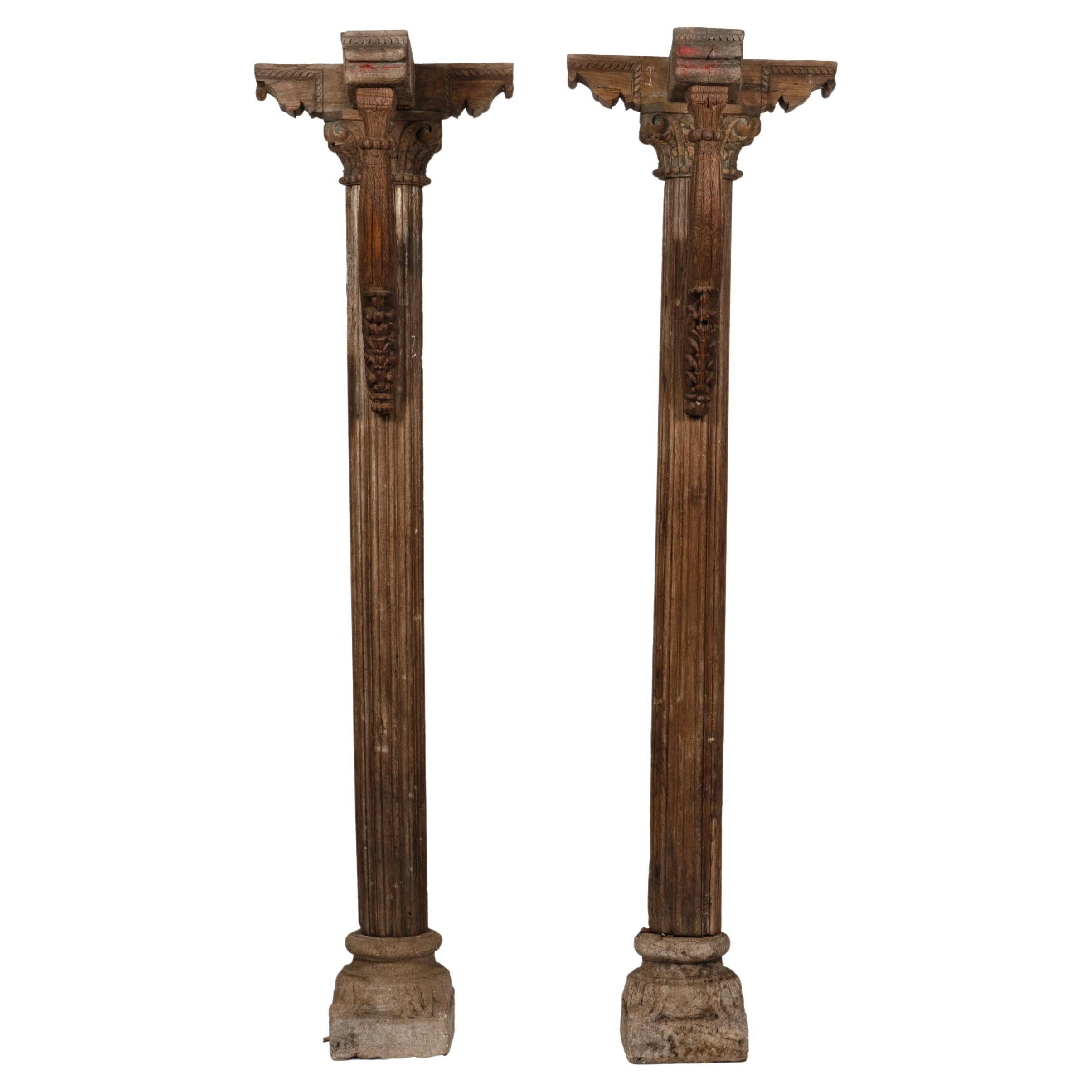 Un par de columnas indias de madera con ménsulas