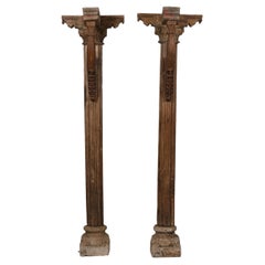Un par de columnas indias de madera con ménsulas