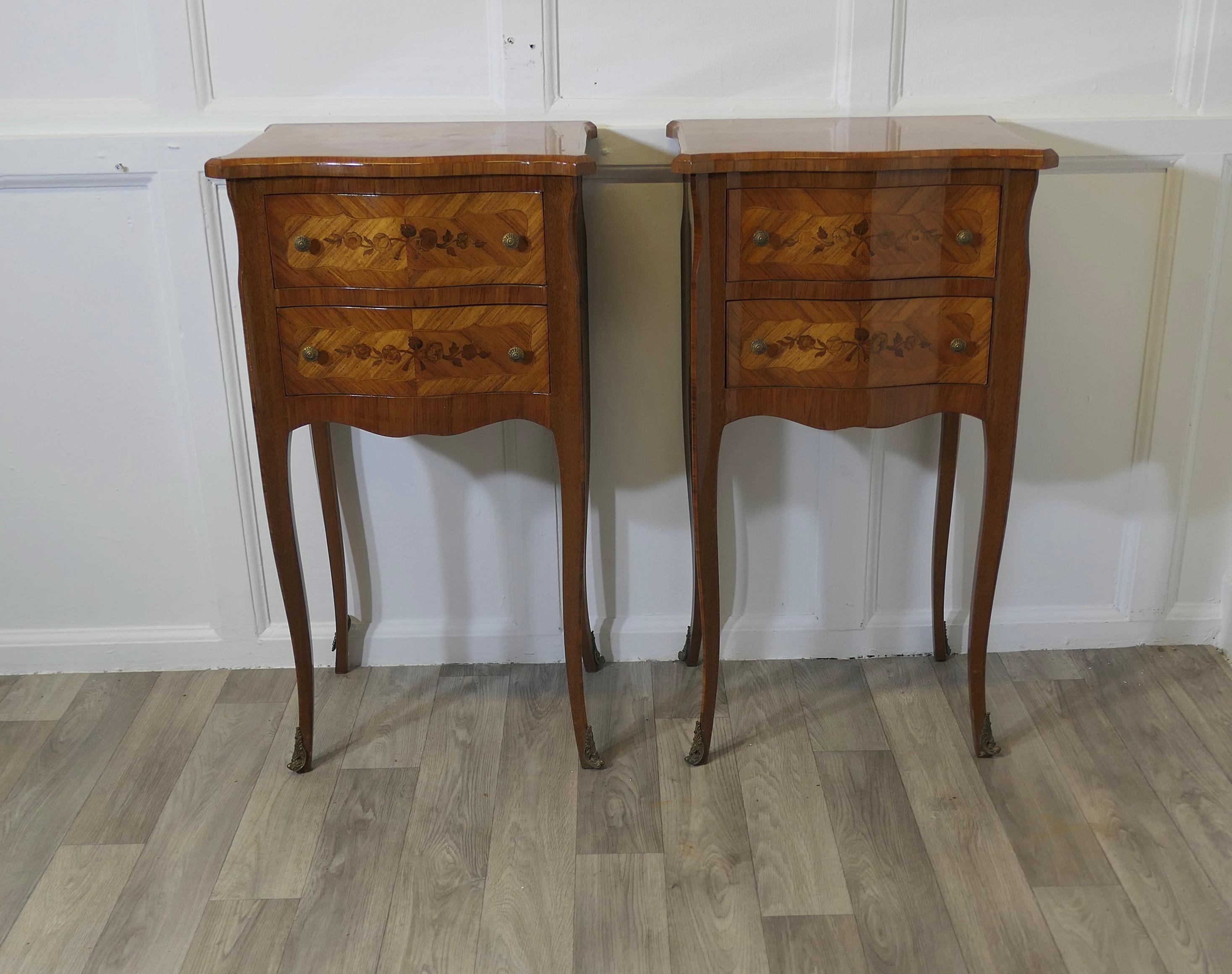 Paire d'armoires de chevet françaises incrustées en forme de serpentine

Il s'agit d'une paire de tables de chevet en marqueterie de style Louis XVI. Les meubles sont magnifiquement incrustés de bois de noyer et de cerisier.
Les coffres ont une