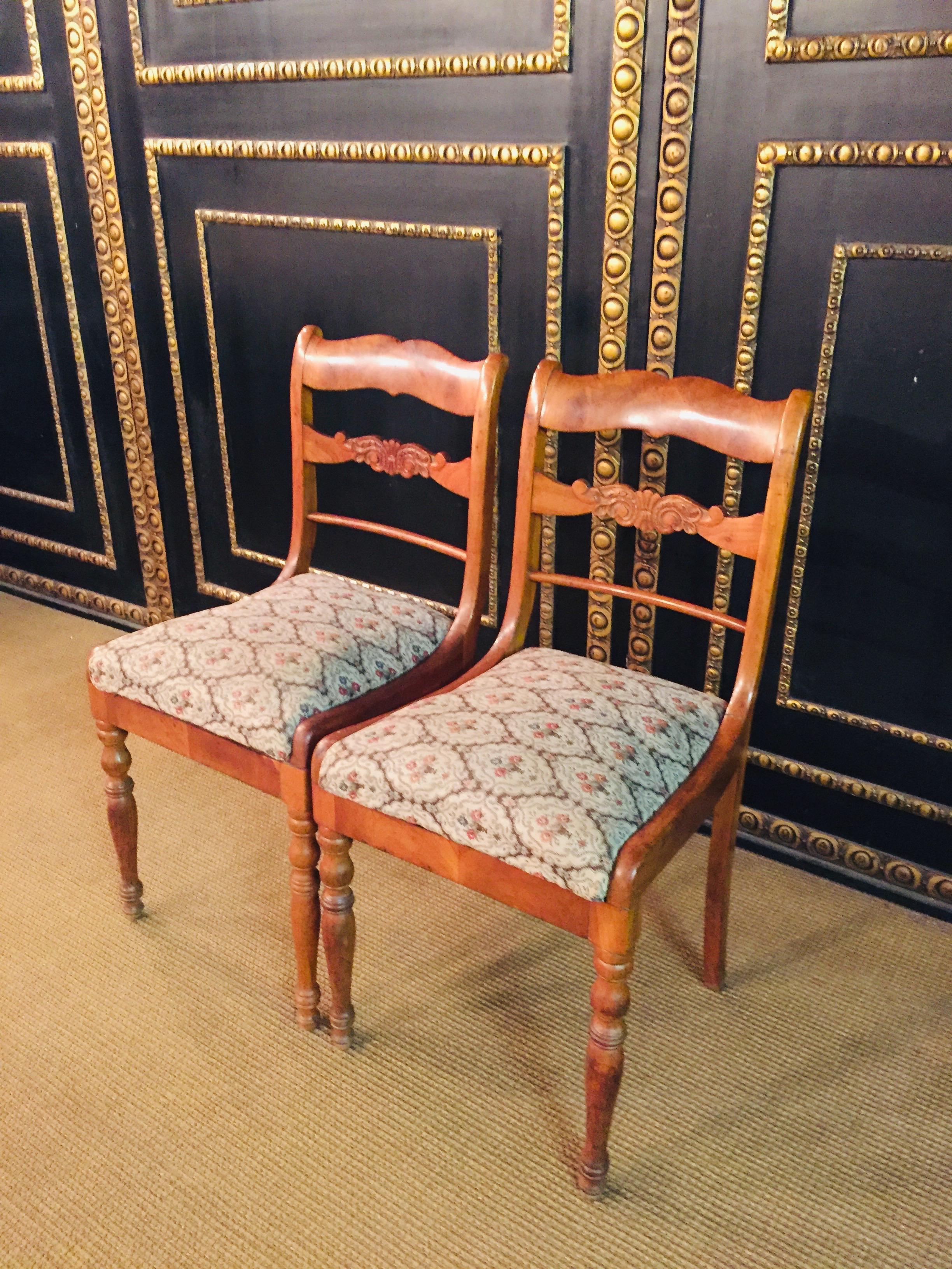 Impiallacciato Coppia di due interessanti sedie Biedermeier antiche del 1840 circa impiallacciate in ciliegio in vendita