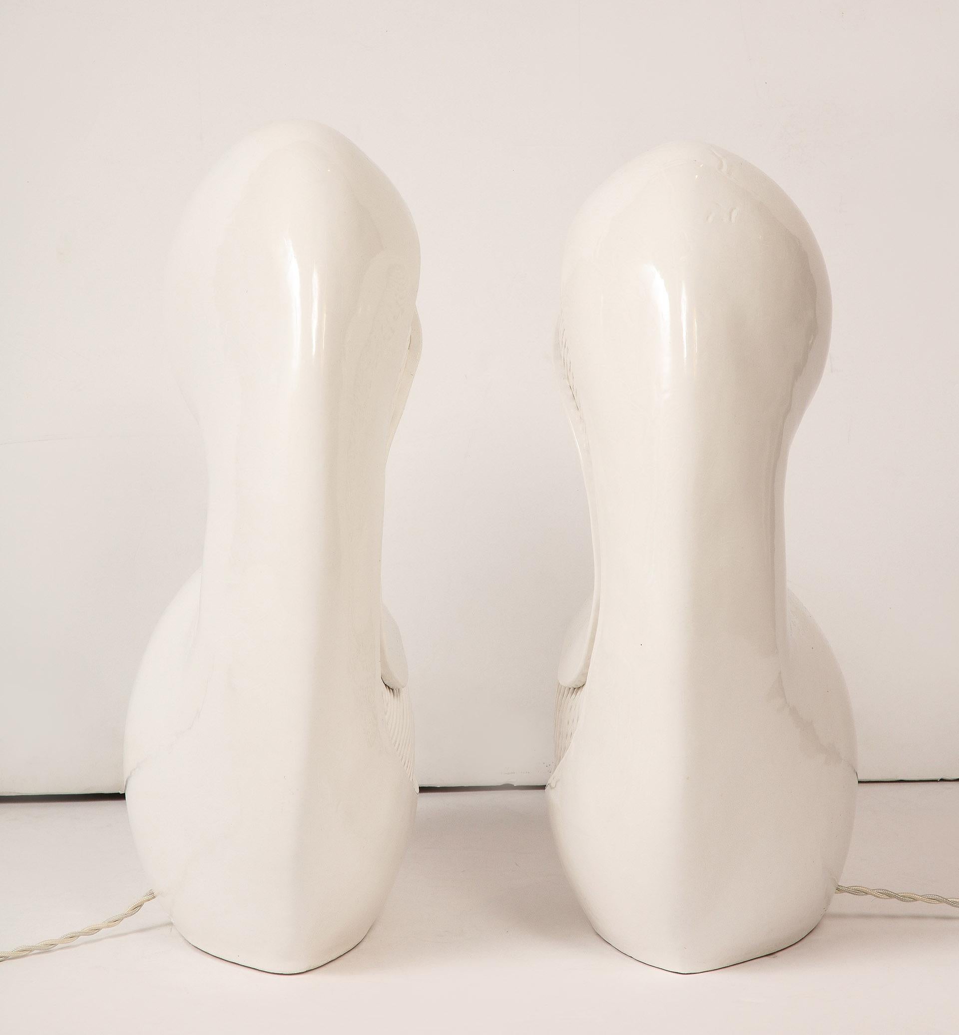 Ein Paar innen beleuchtete Keramikskulpturen mit dem Titel „Twins“ im Zustand „Neu“ im Angebot in New York, NY