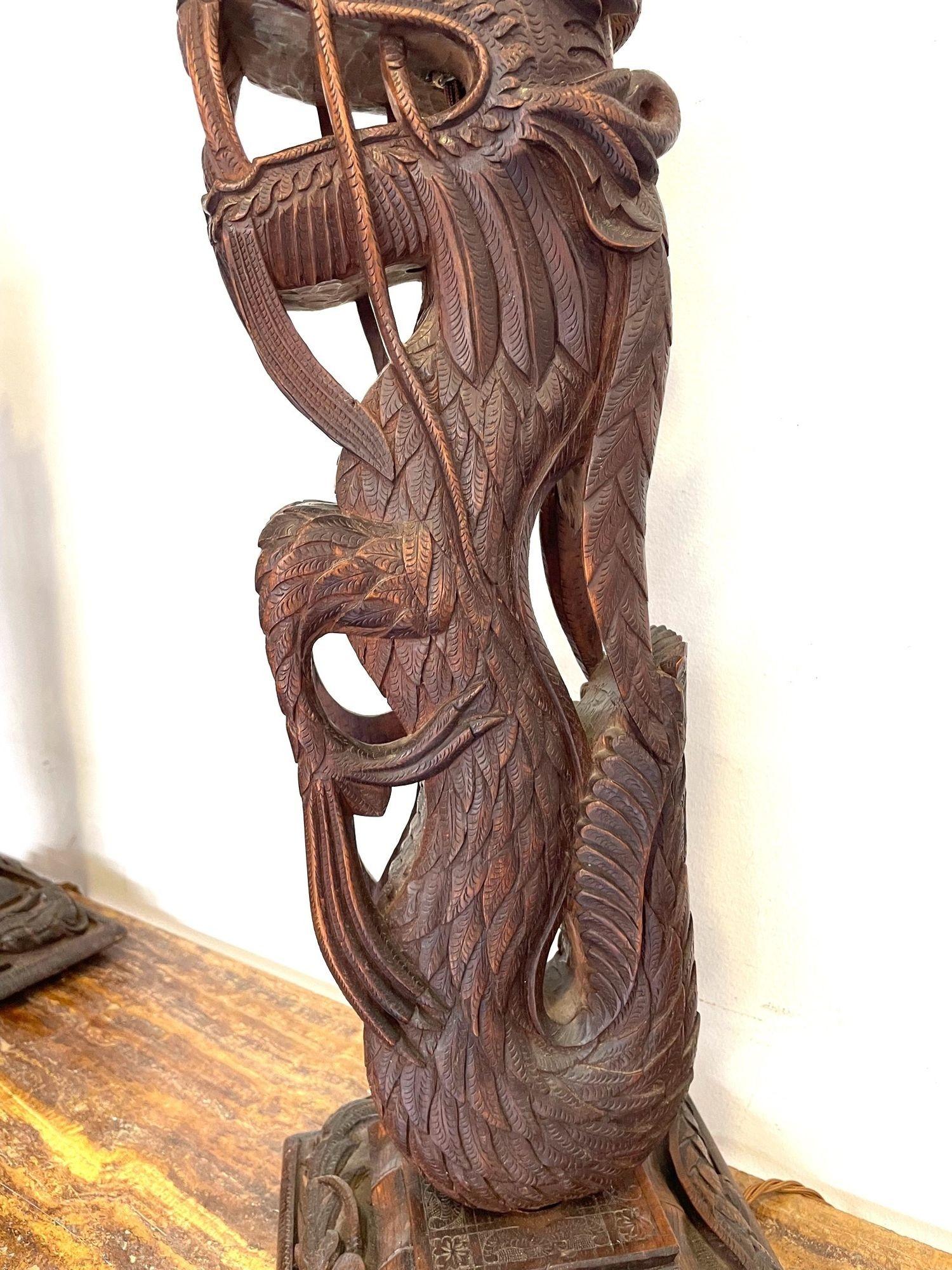 Paar kunstvoll geschnitzte burmesische Drachenlampen, jeweils auf geschnitztem Holz montiert im Angebot 6