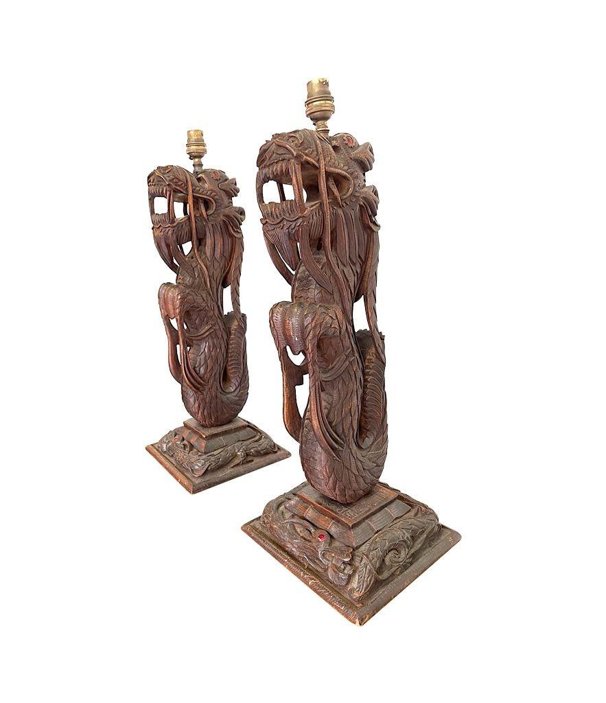 Paar kunstvoll geschnitzte burmesische Drachenlampen, jeweils auf geschnitztem Holz montiert (Colonial Revival) im Angebot
