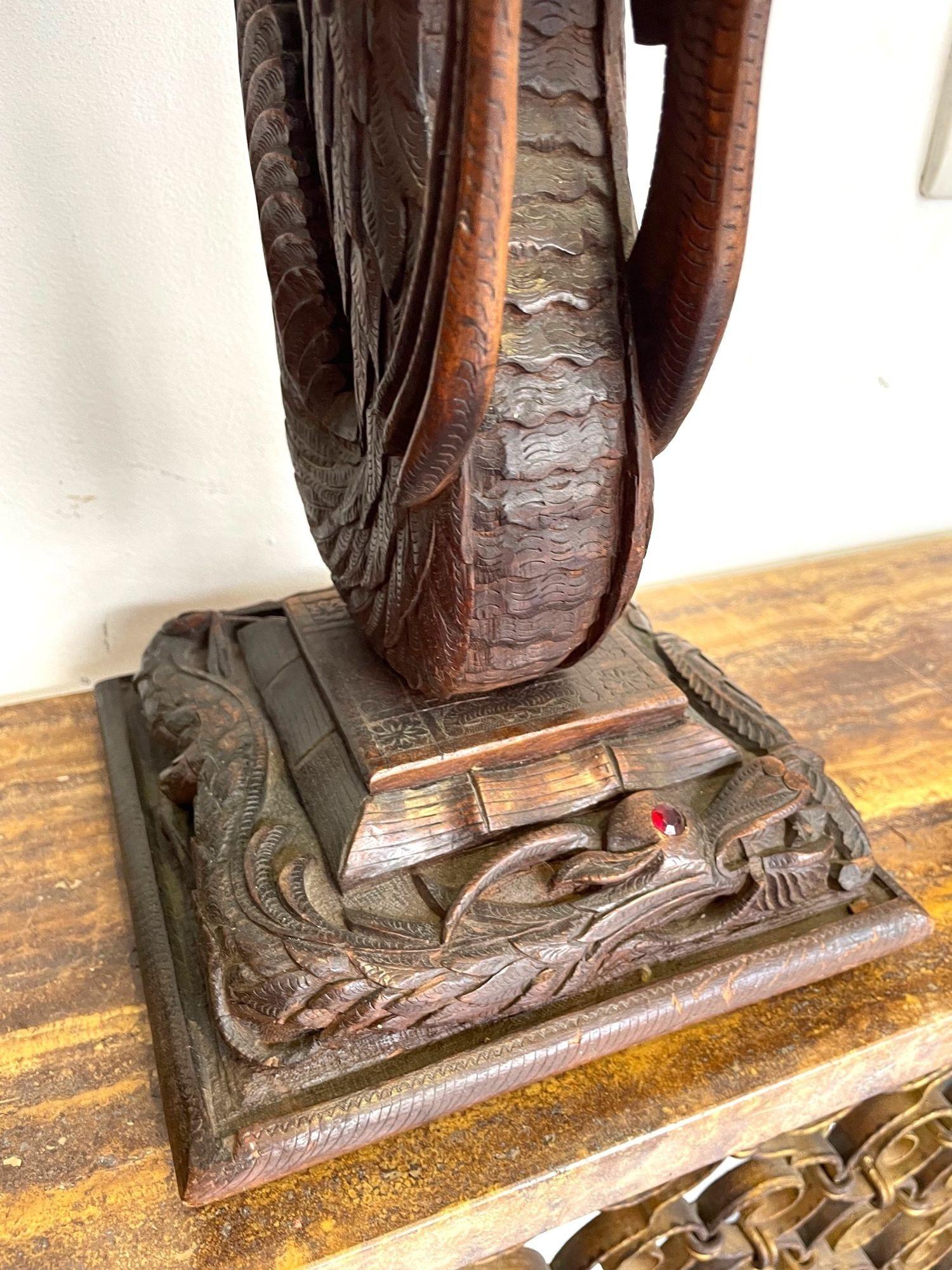 Paar kunstvoll geschnitzte burmesische Drachenlampen, jeweils auf geschnitztem Holz montiert im Angebot 1